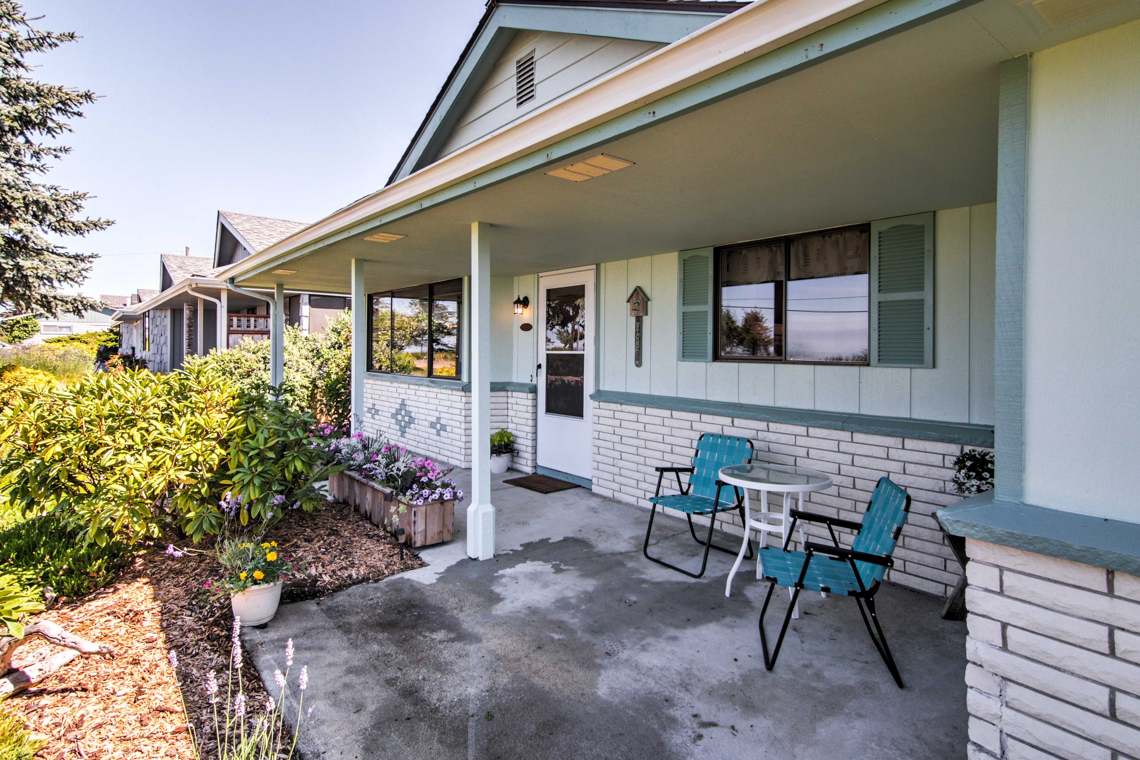 Sip sweet iced tea from the outdoor sitting area.