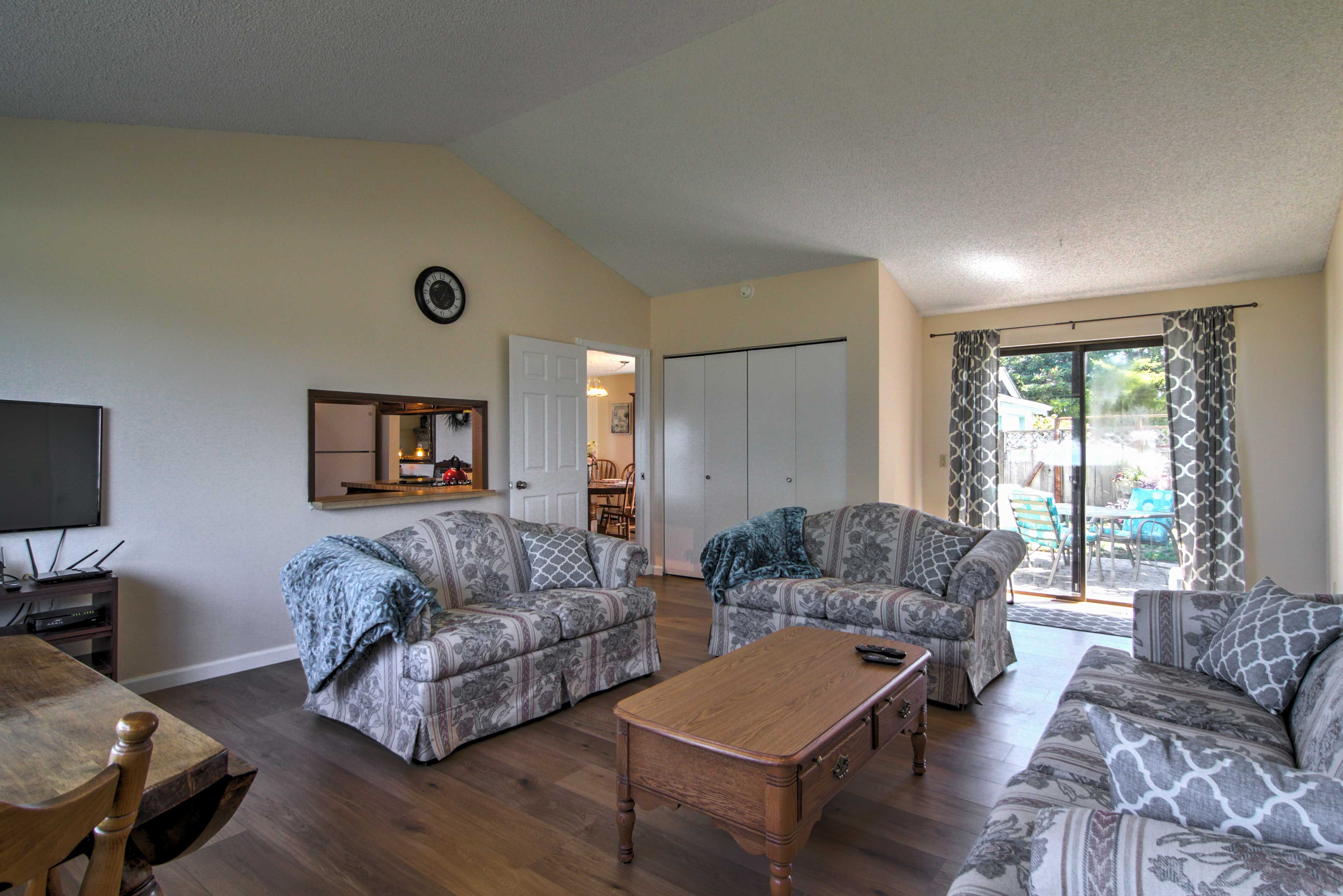Sink into the sofas and watch your favorite shows on the flat-screen cable TV.