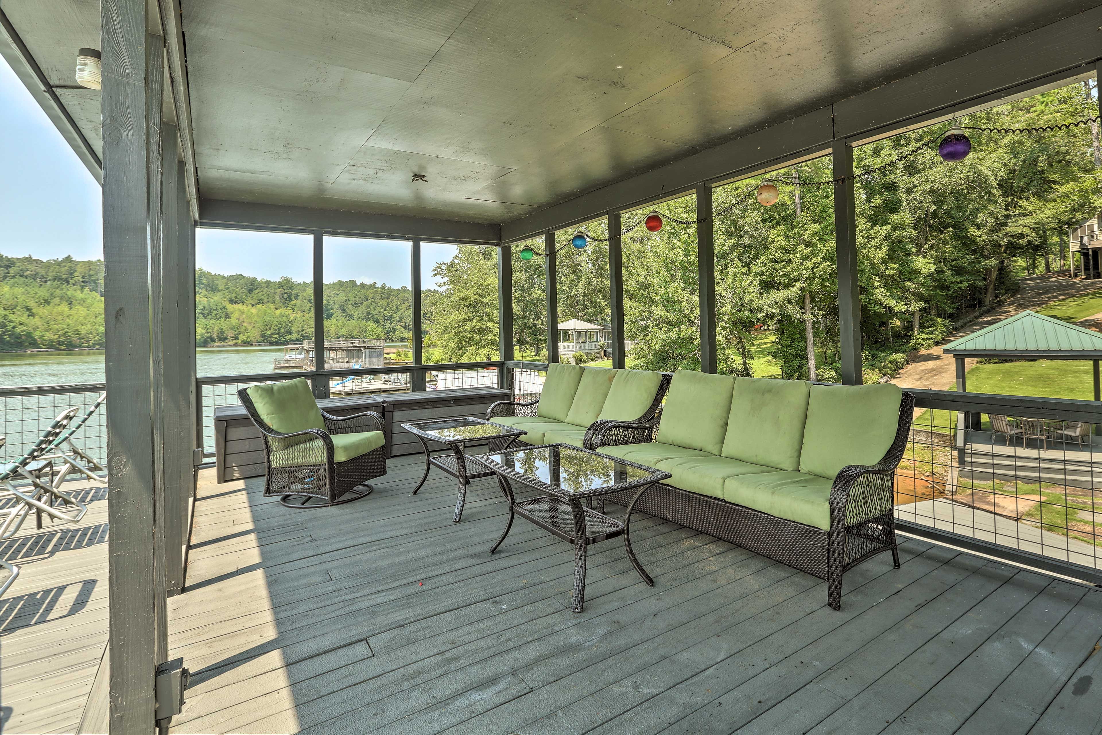 Dock Upper Level | Ample Seating