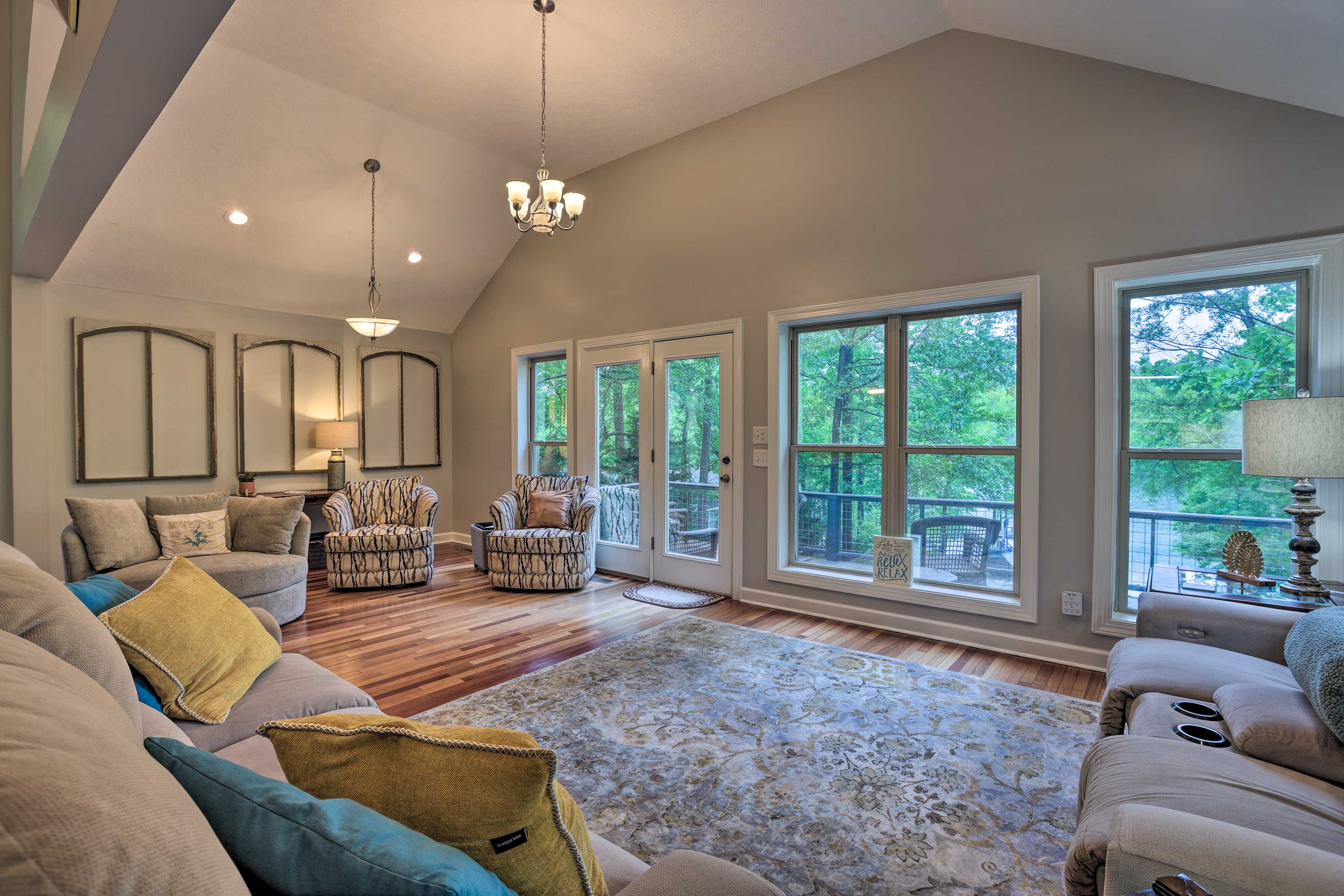 Living Room | Free WiFi | 2,500 Sq Ft