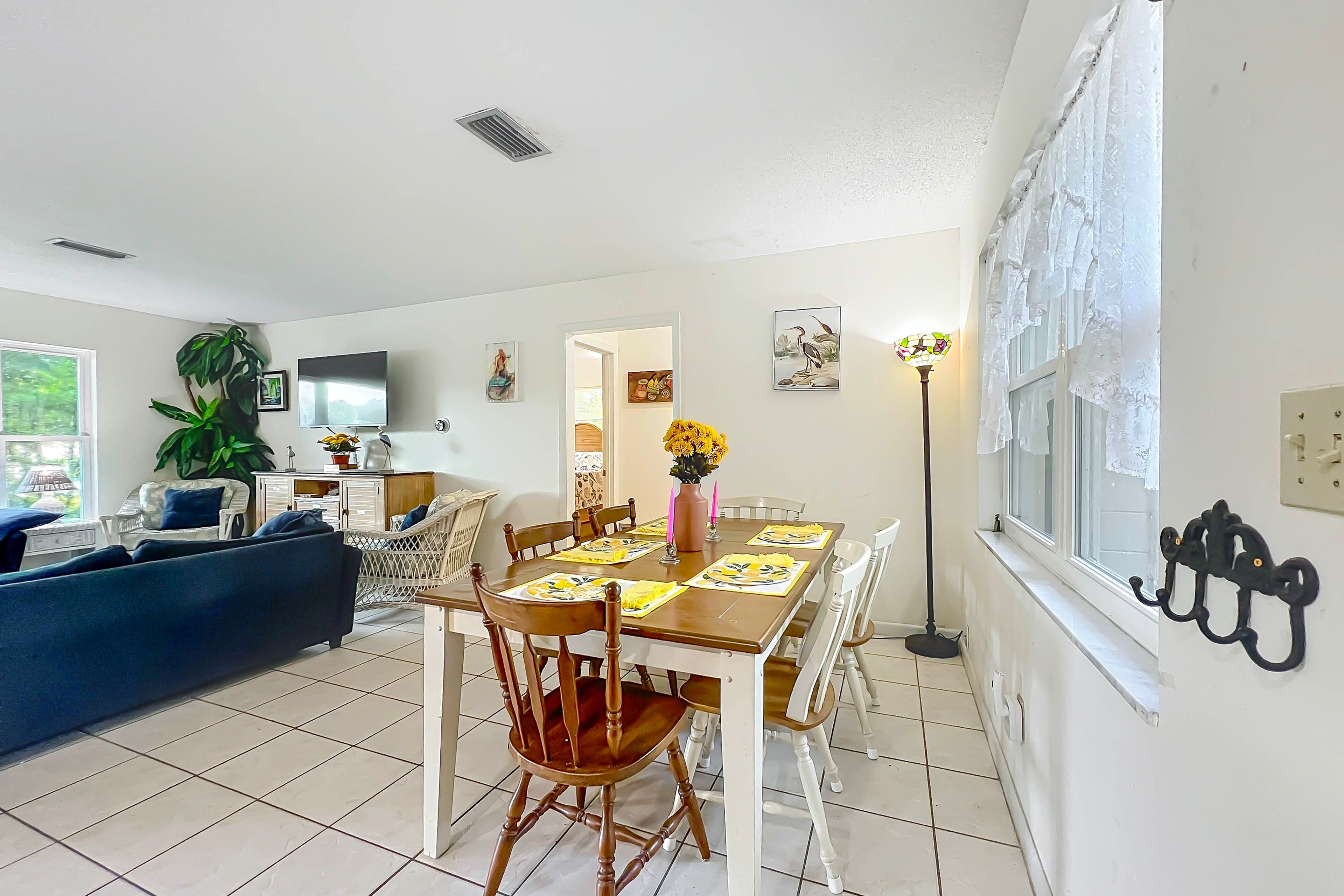Dining Area | Dishes & Flatware Proivded