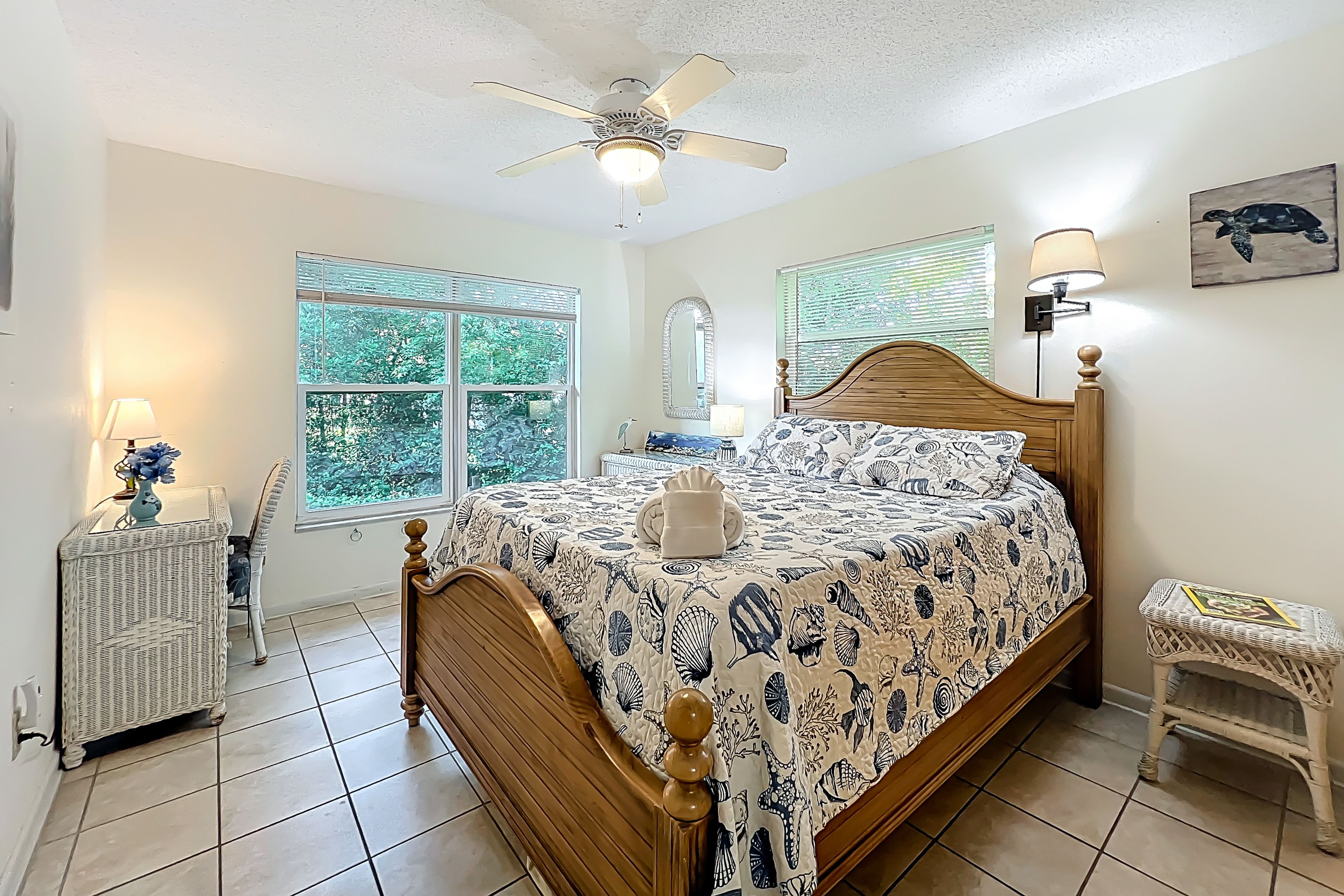 Bedroom 2 | Queen Bed | Desk