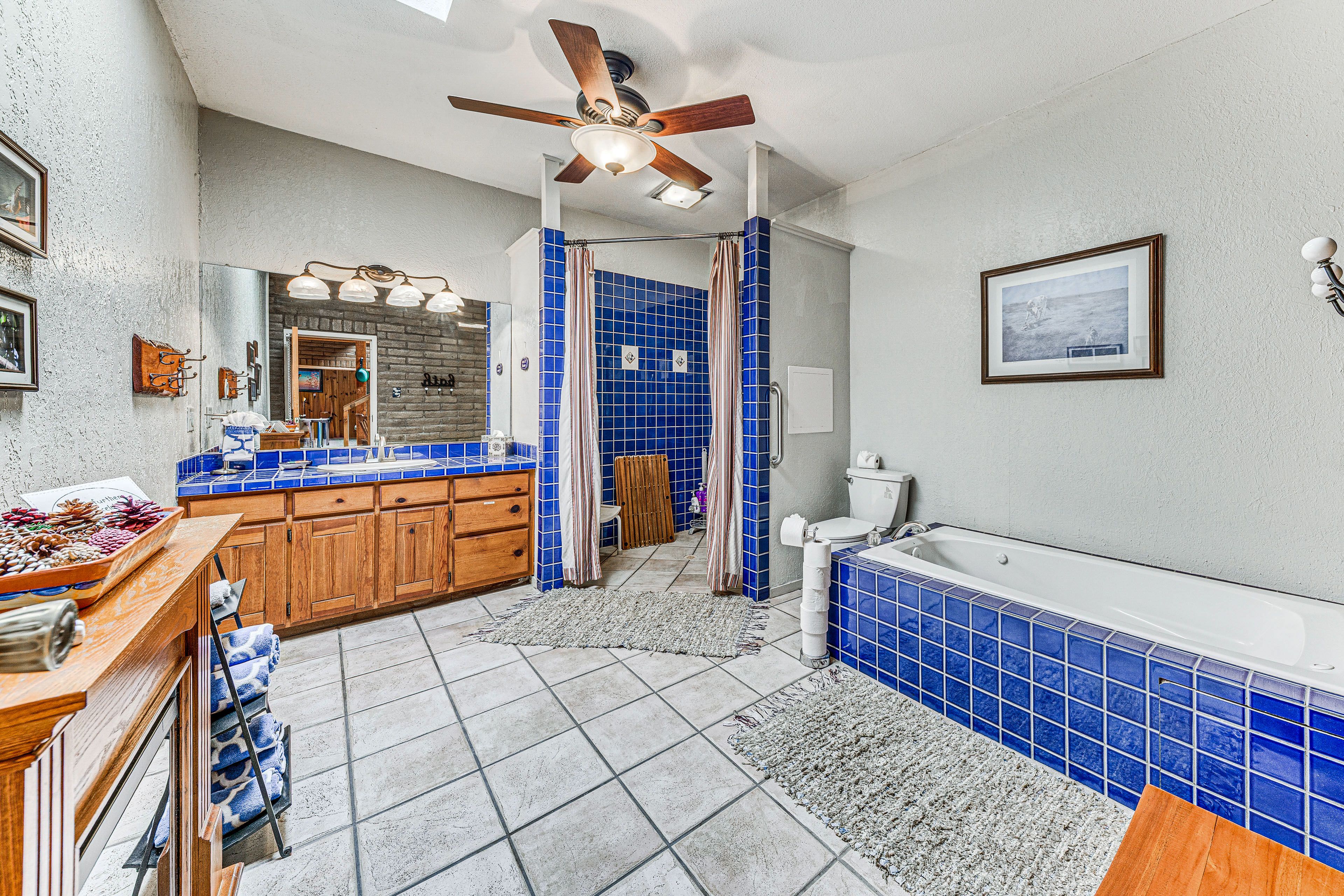 Full Bathroom | Towels Provided