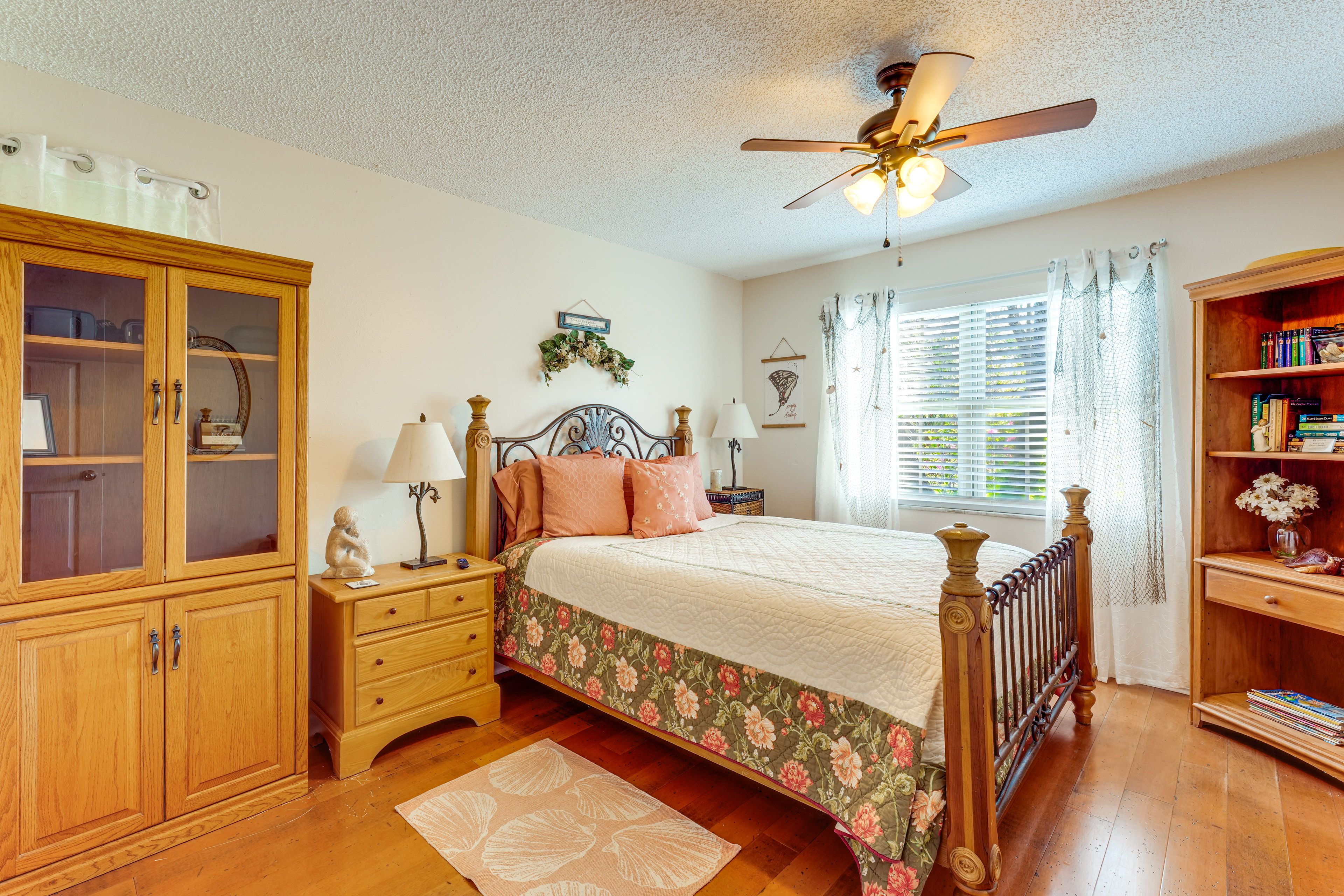 Bedroom 2 | Queen Bed