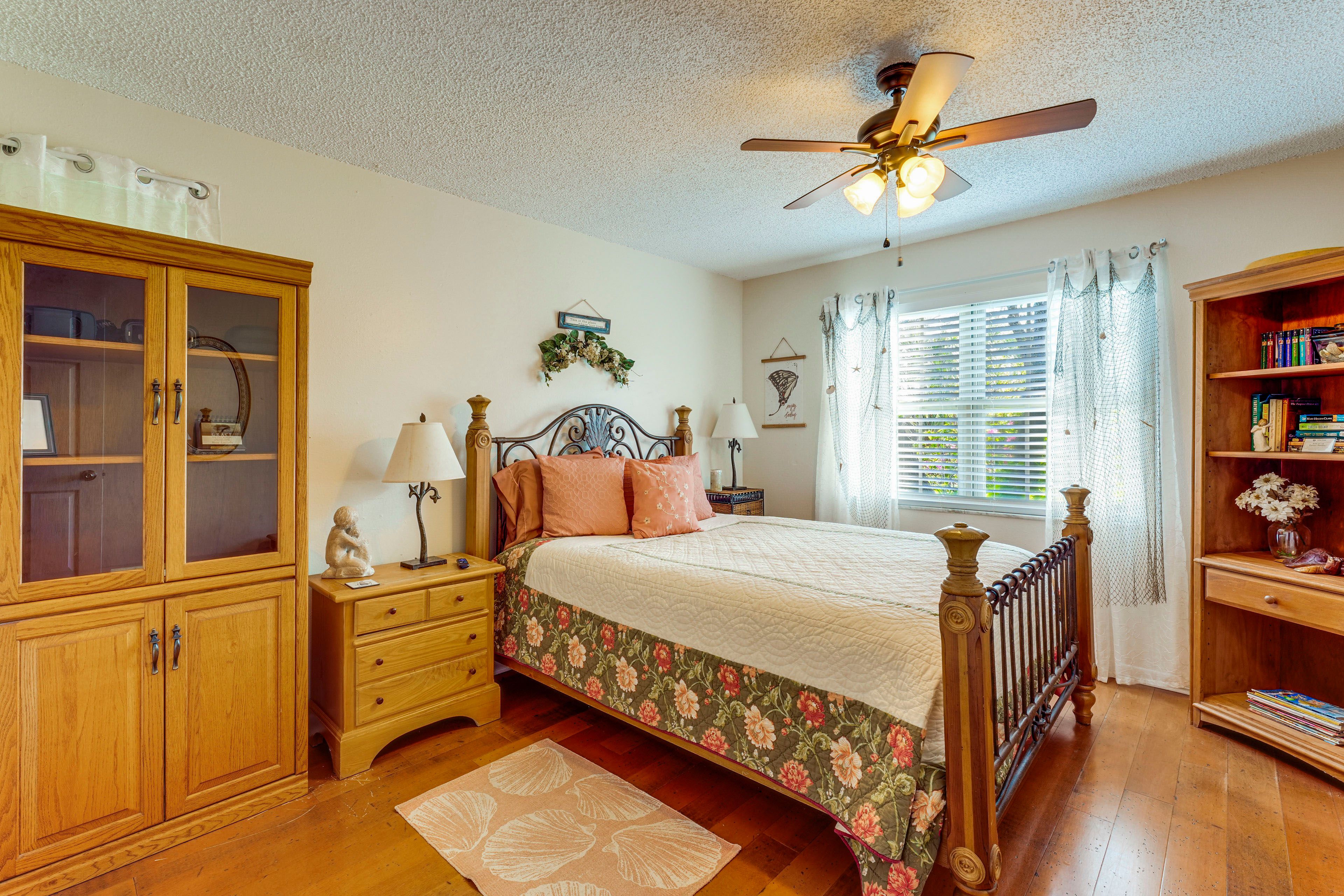 Bedroom 2 | Queen Bed