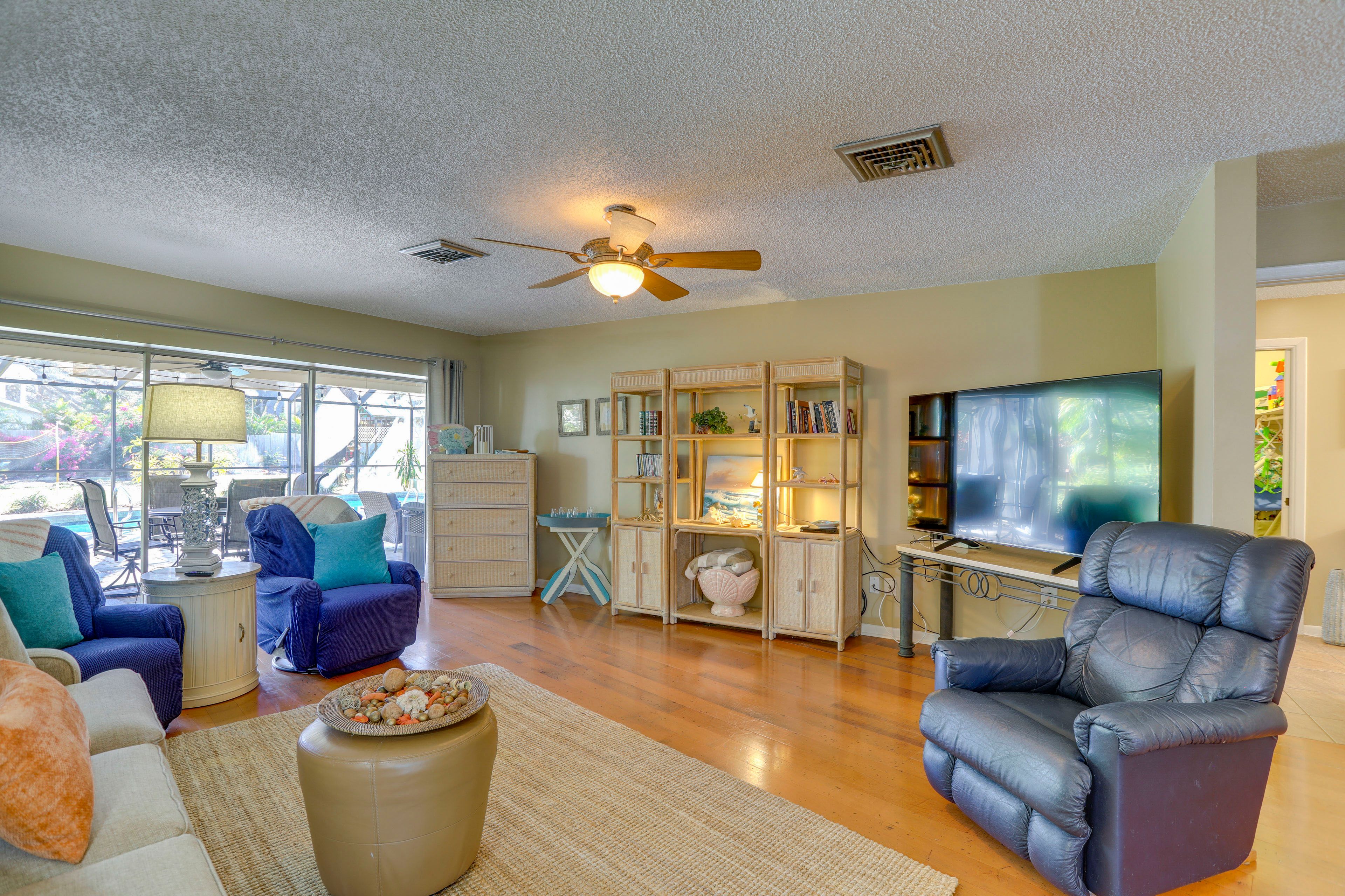 Living Room | TV w/ Roku