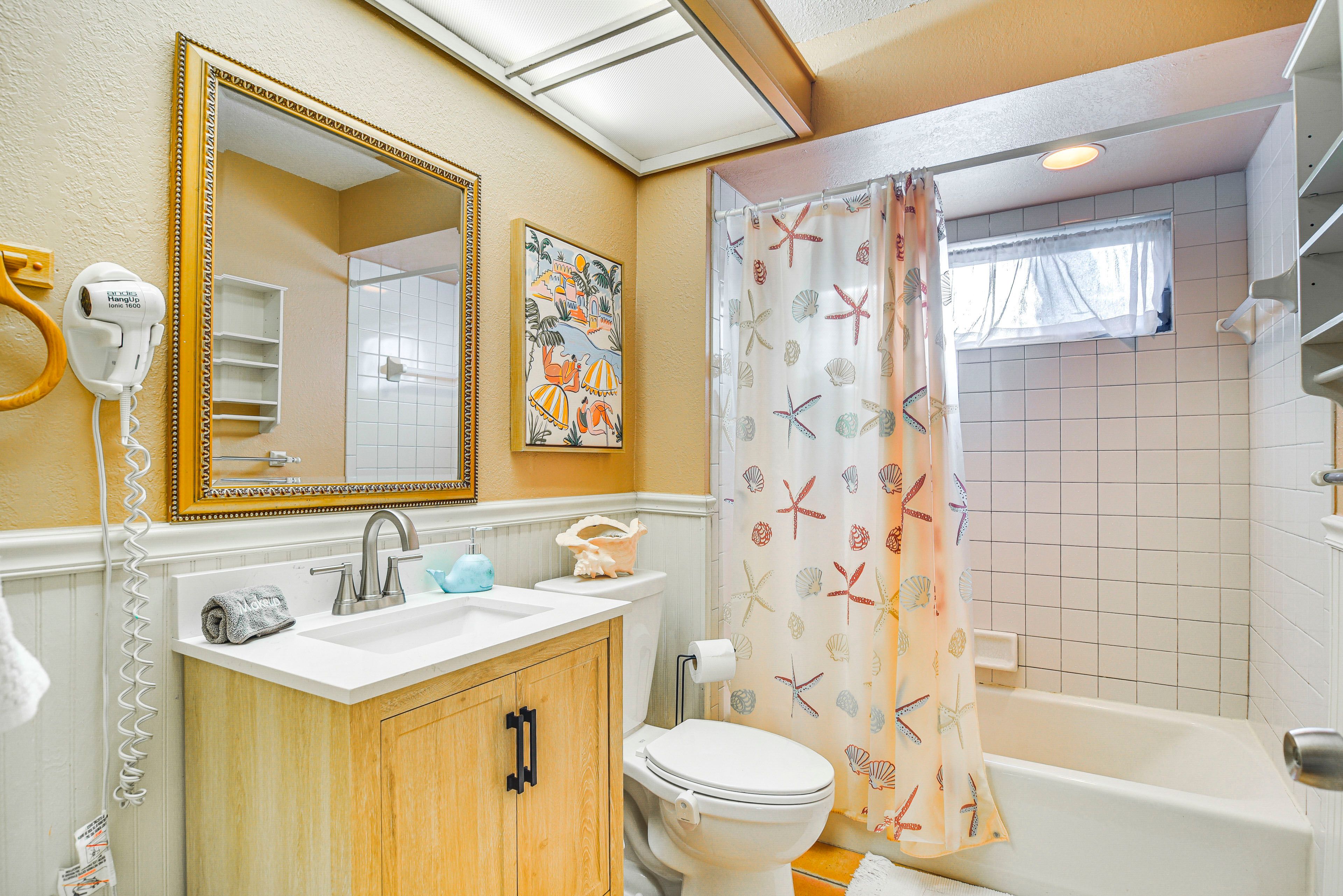 Full Bathroom | Towels Provided