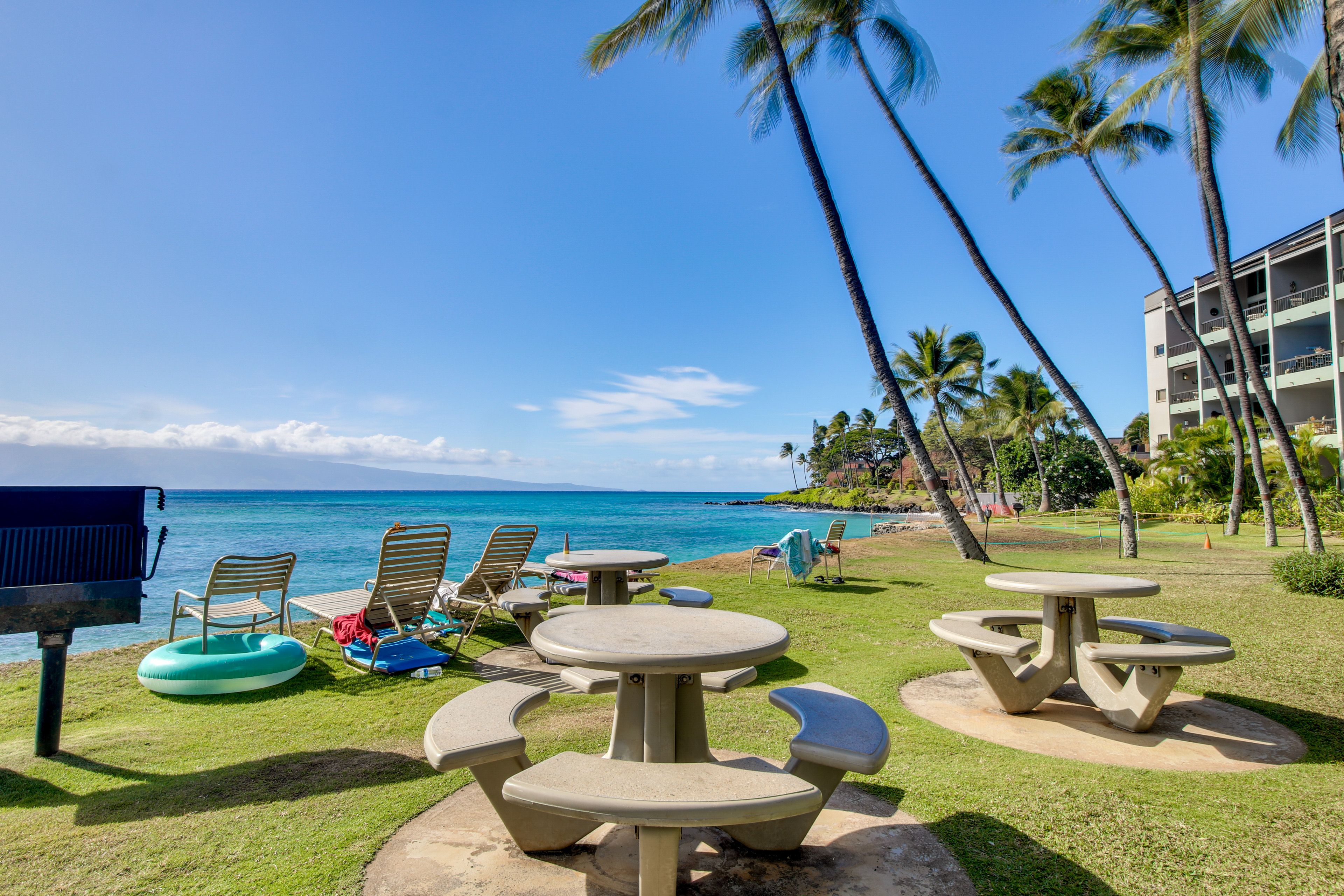 Hale Mahina Beach Resort | Beachfront Picnic Area