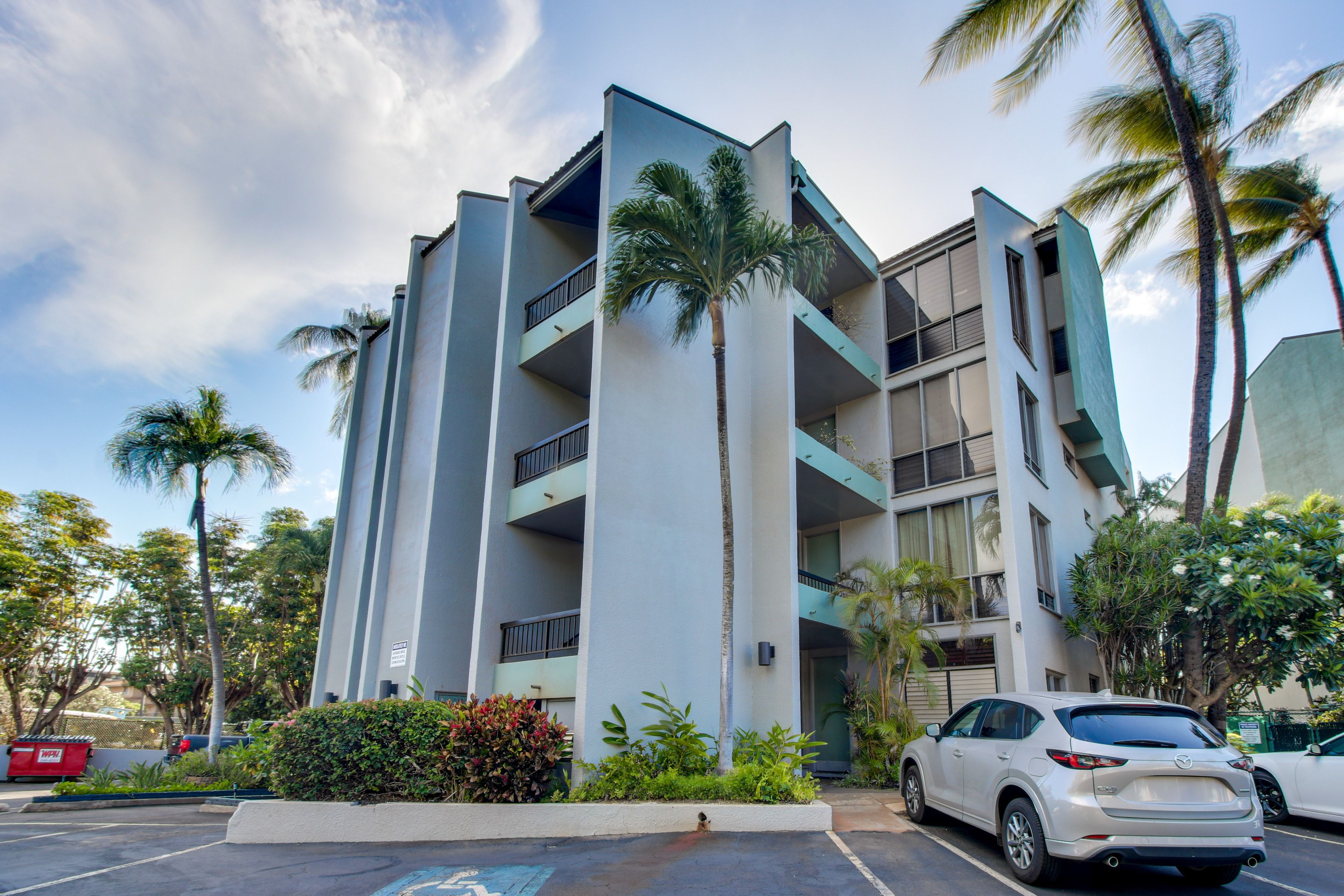 Building Exterior | Parking | Community Parking Lot (First-Come, First-Served)