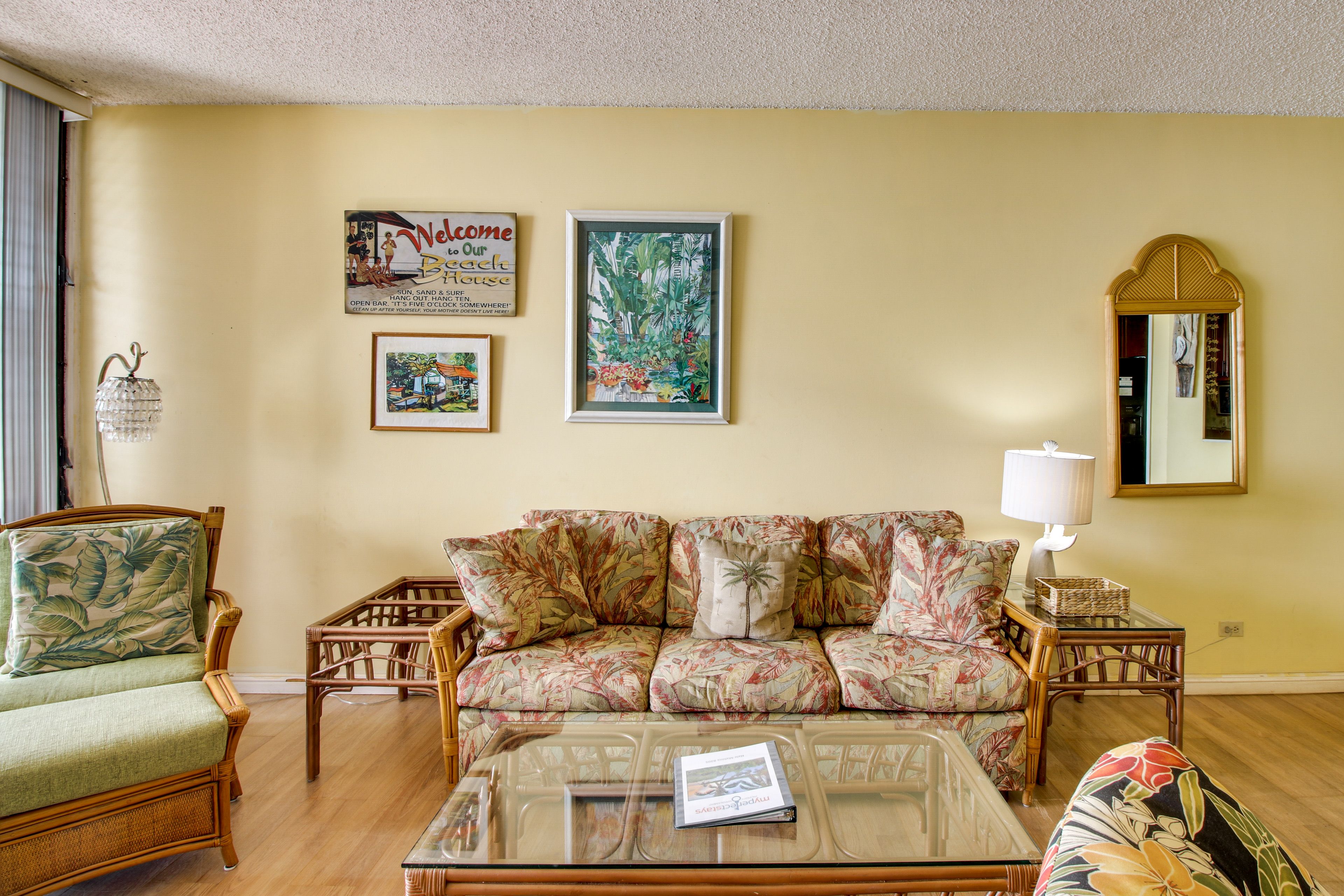 Living Room | Queen Sleeper Sofa | Free WiFi