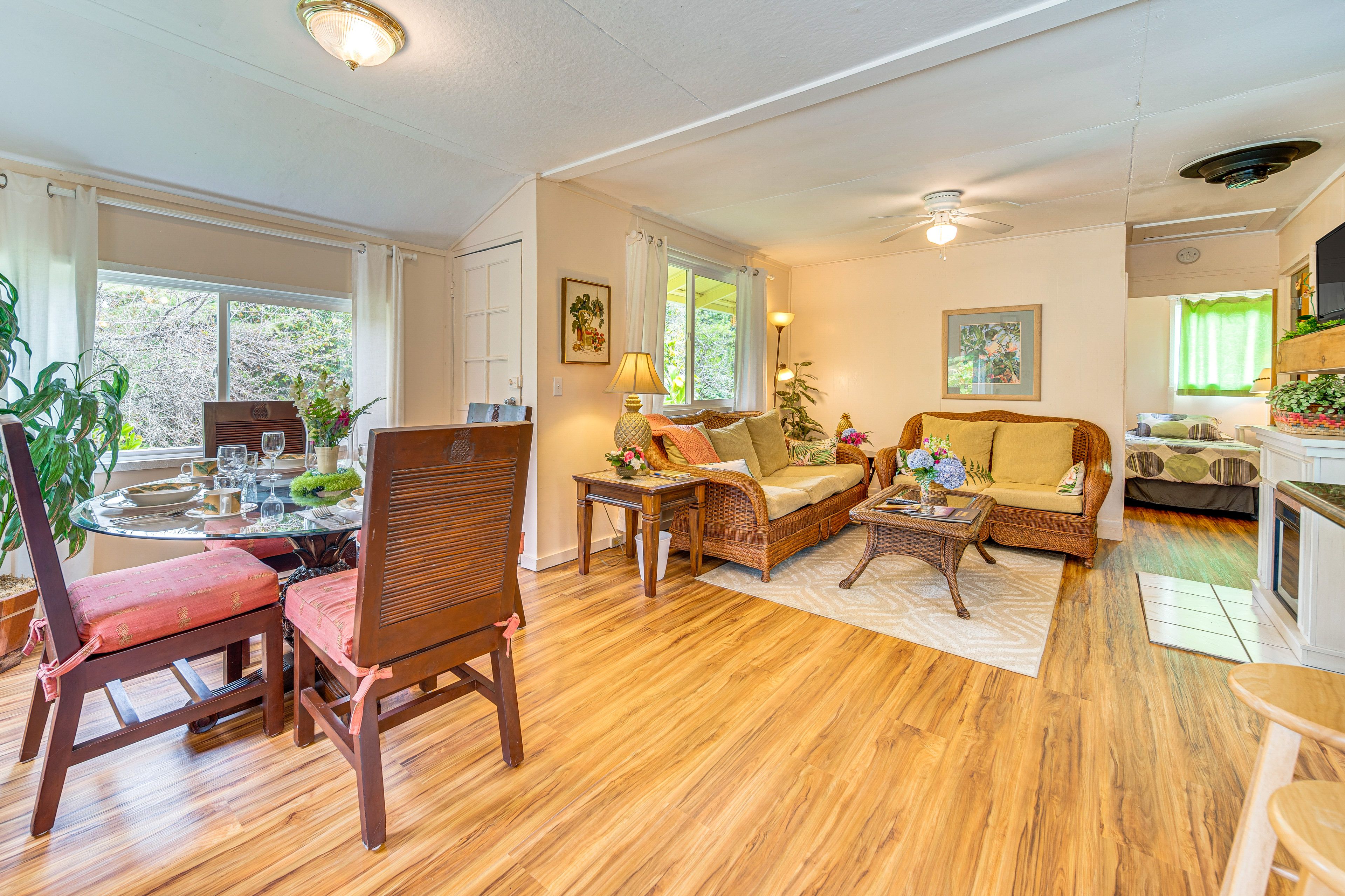 Living & Dining Area | Free WiFi