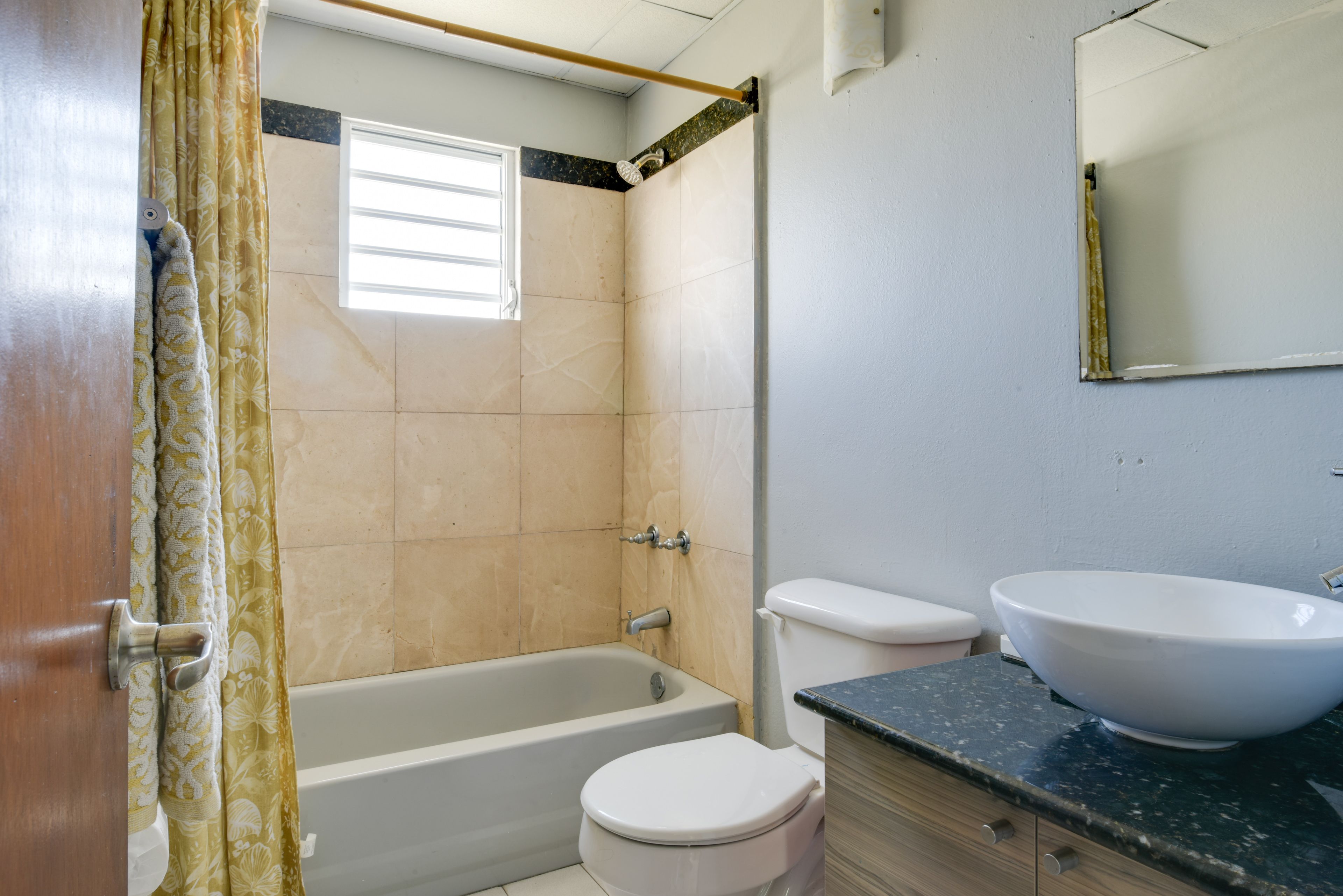 Upstairs Full Bathroom