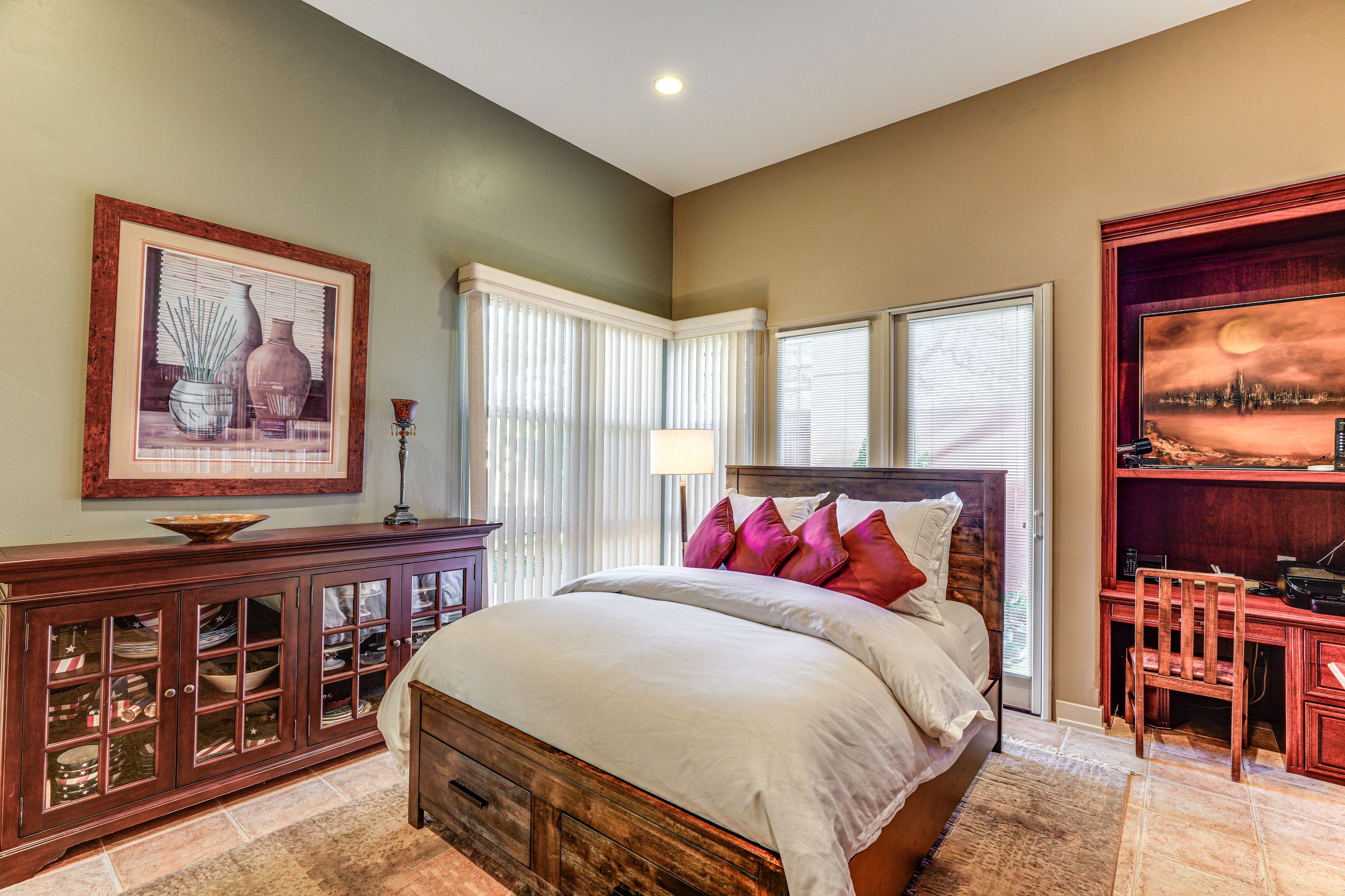 Bedroom 4 | Queen Bed | Desk | Books