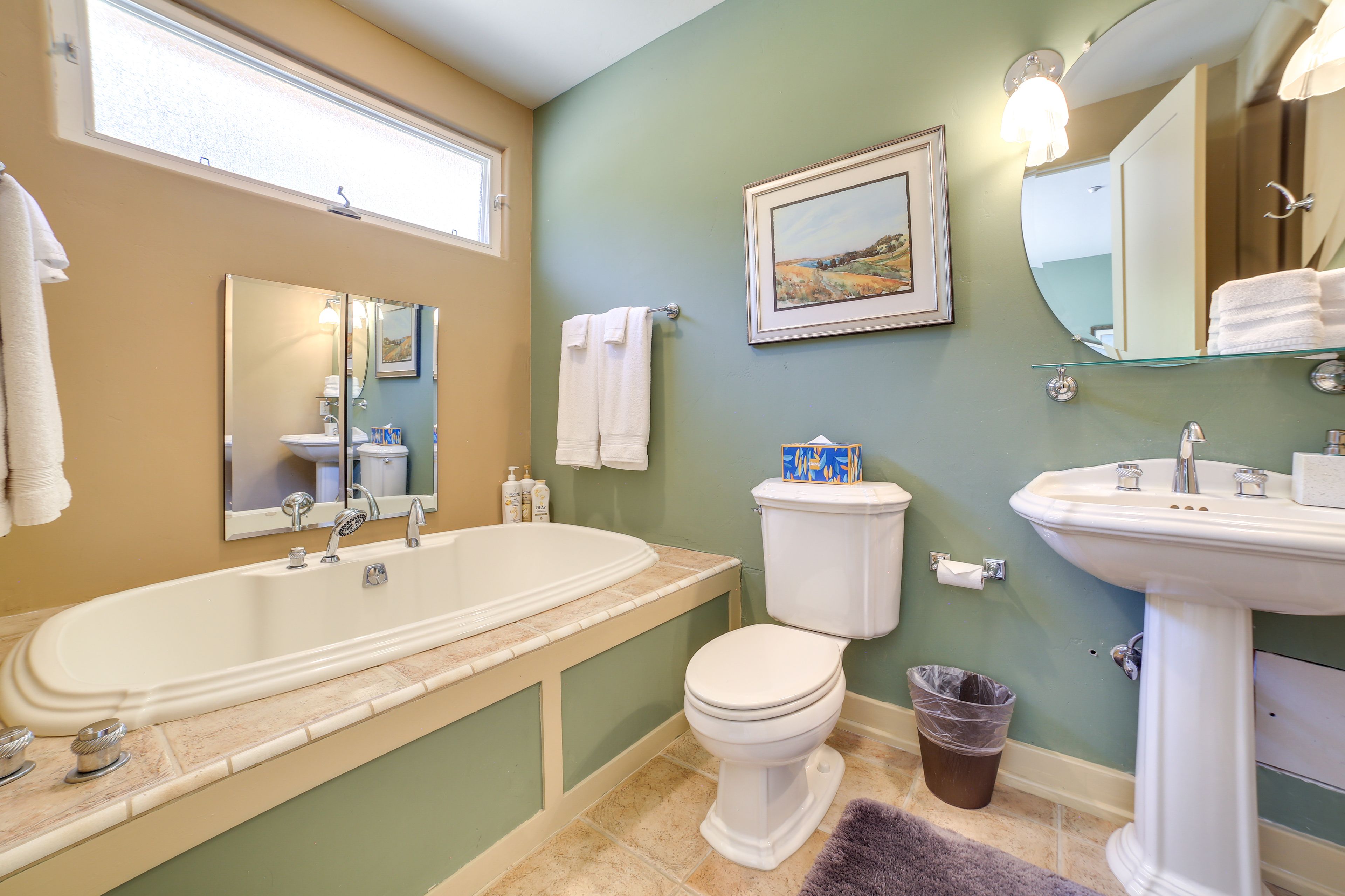 Full Bathroom | Towels Provided