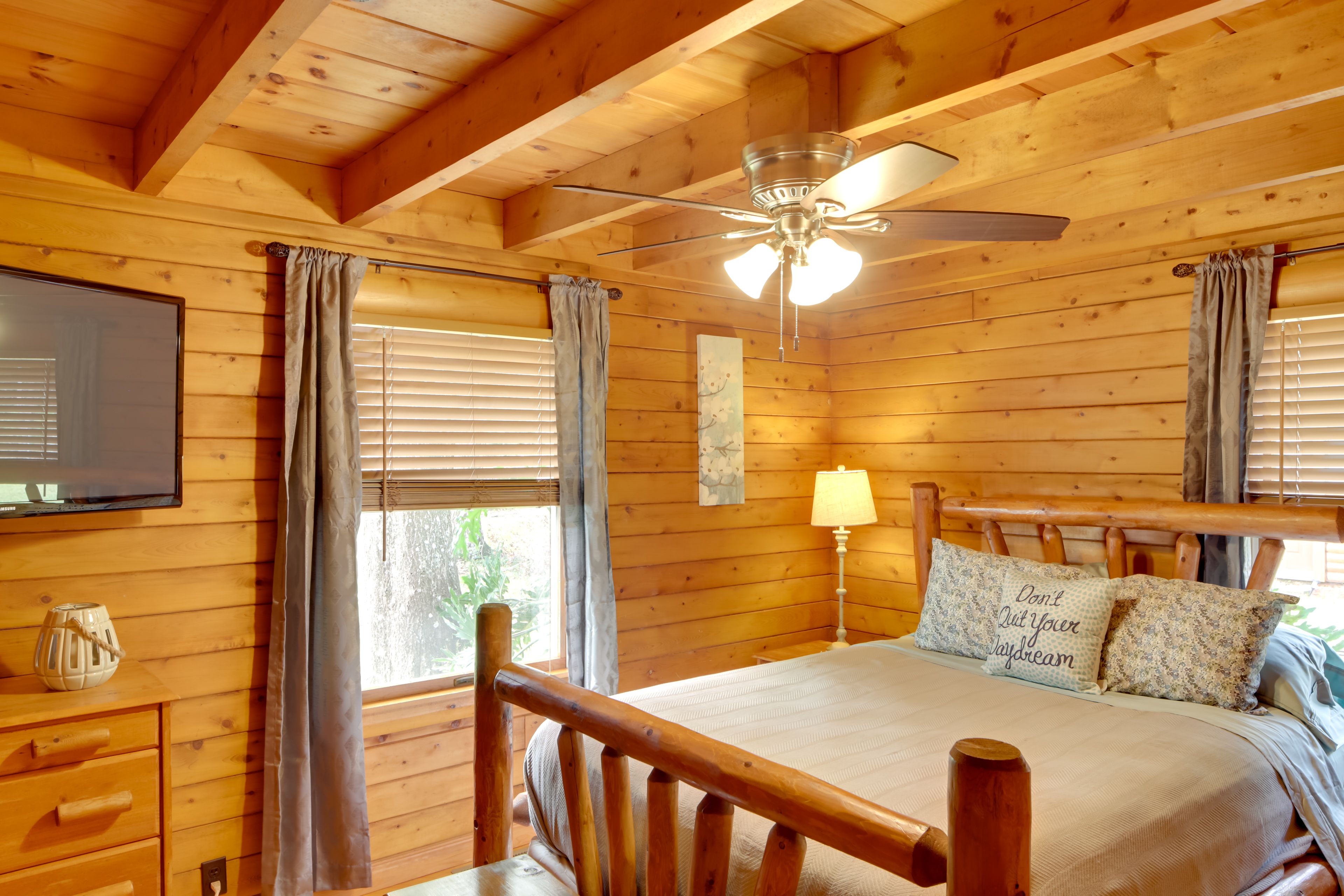 Bedroom 1 | Queen Bed