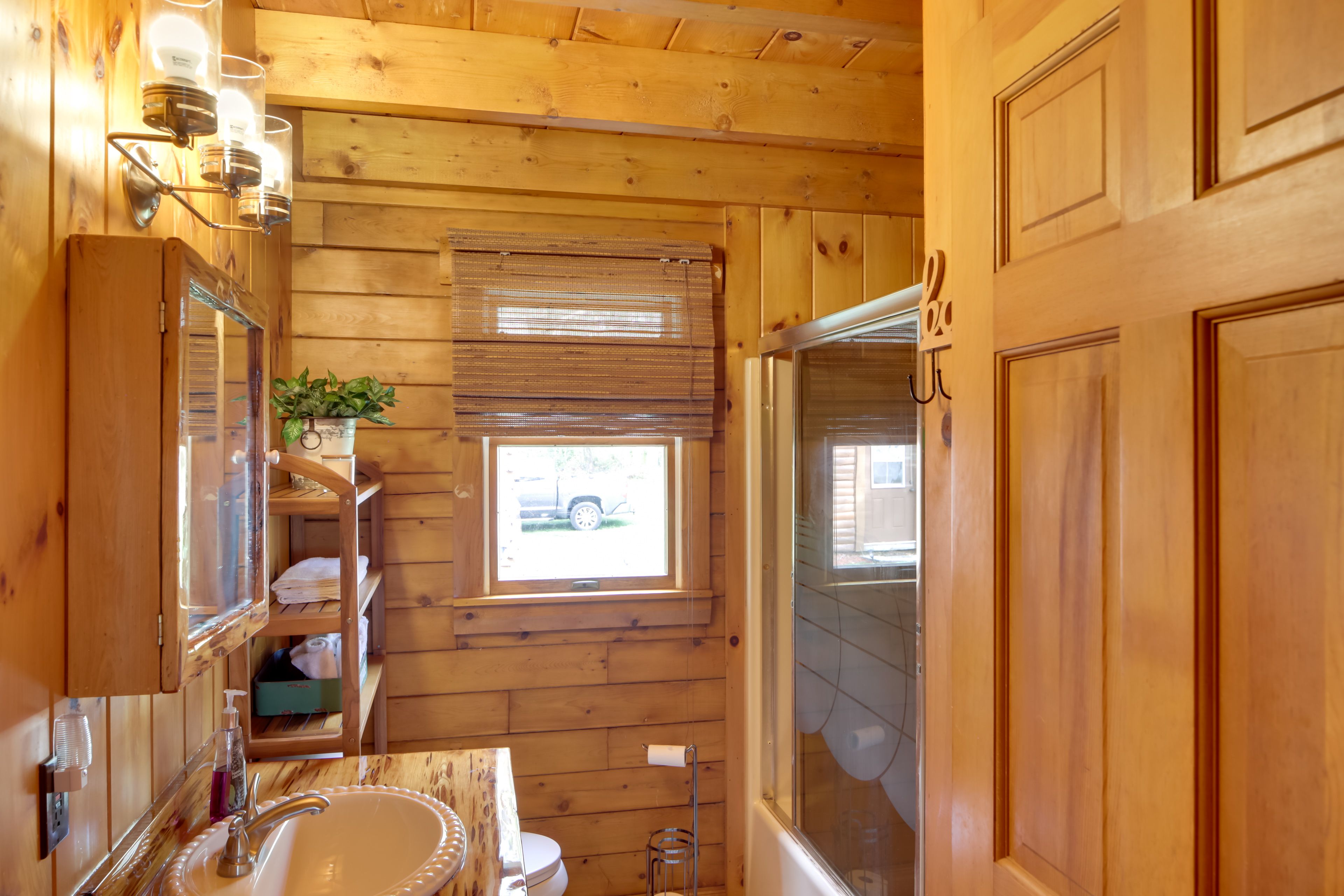Full Bathroom | Towels & Linens Provided