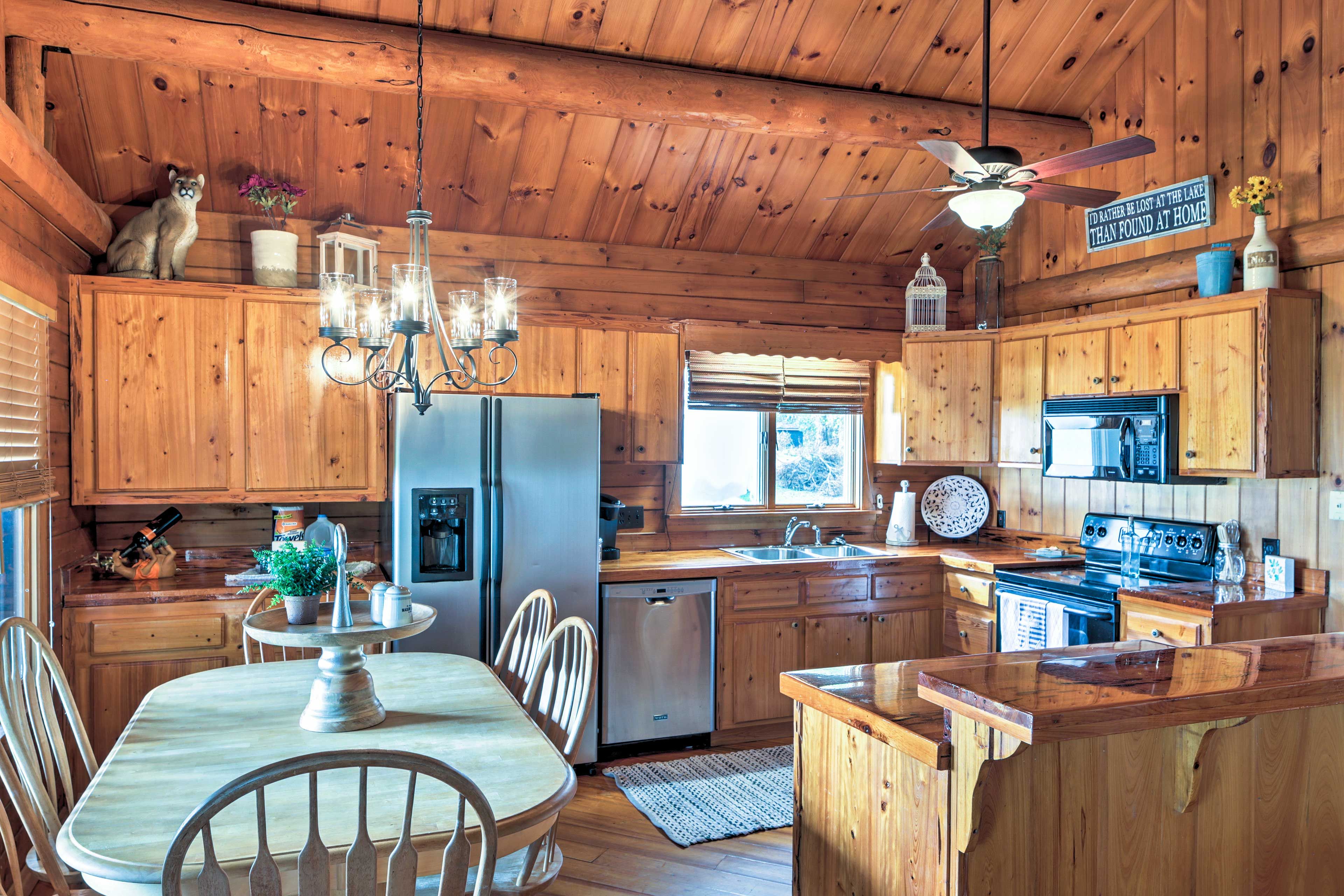 Dining Area | Dishes & Flatware Provided