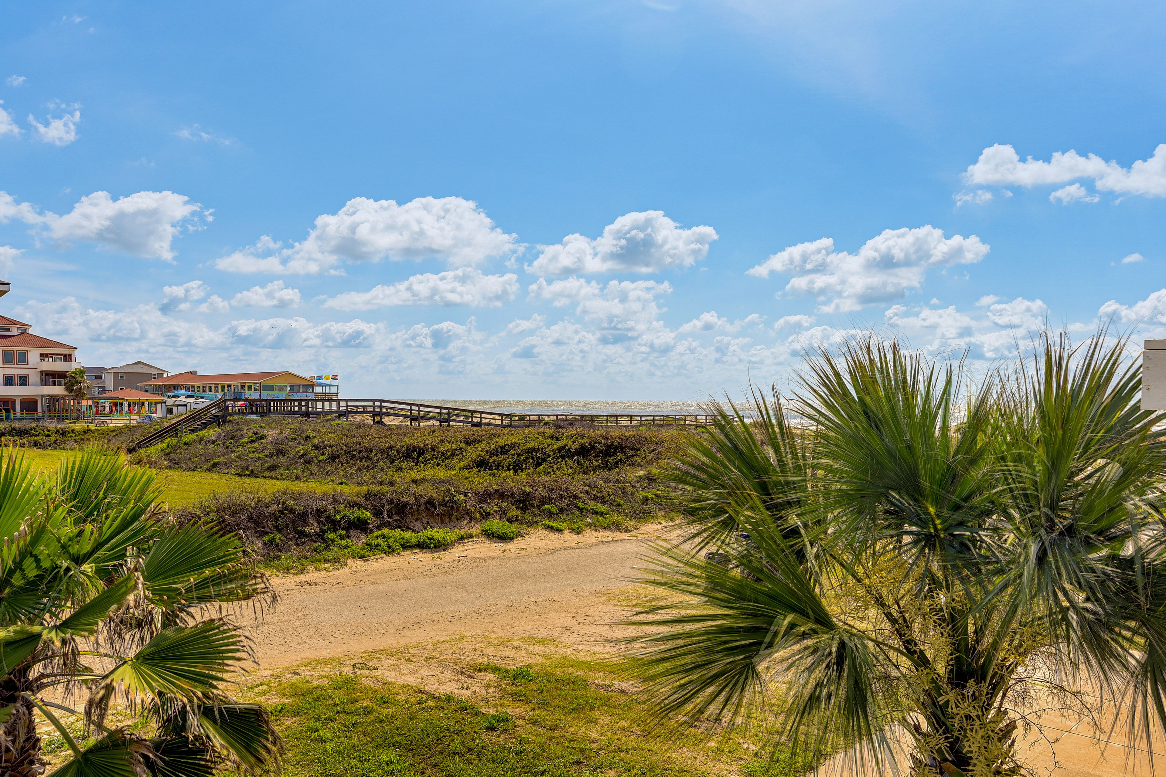Views | Walk to Beach