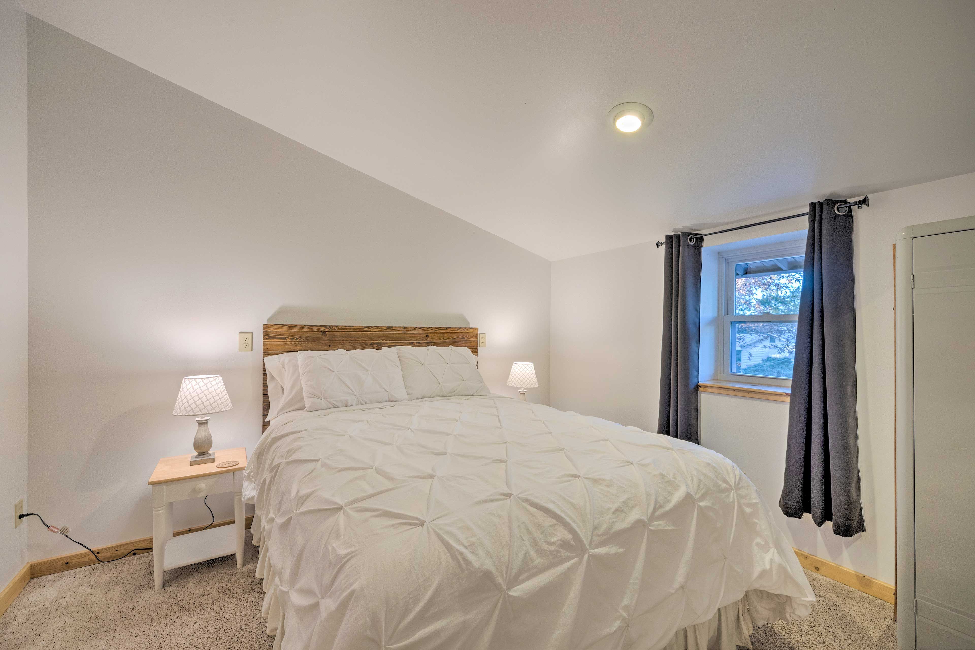 Bedroom 2 | Queen Bed