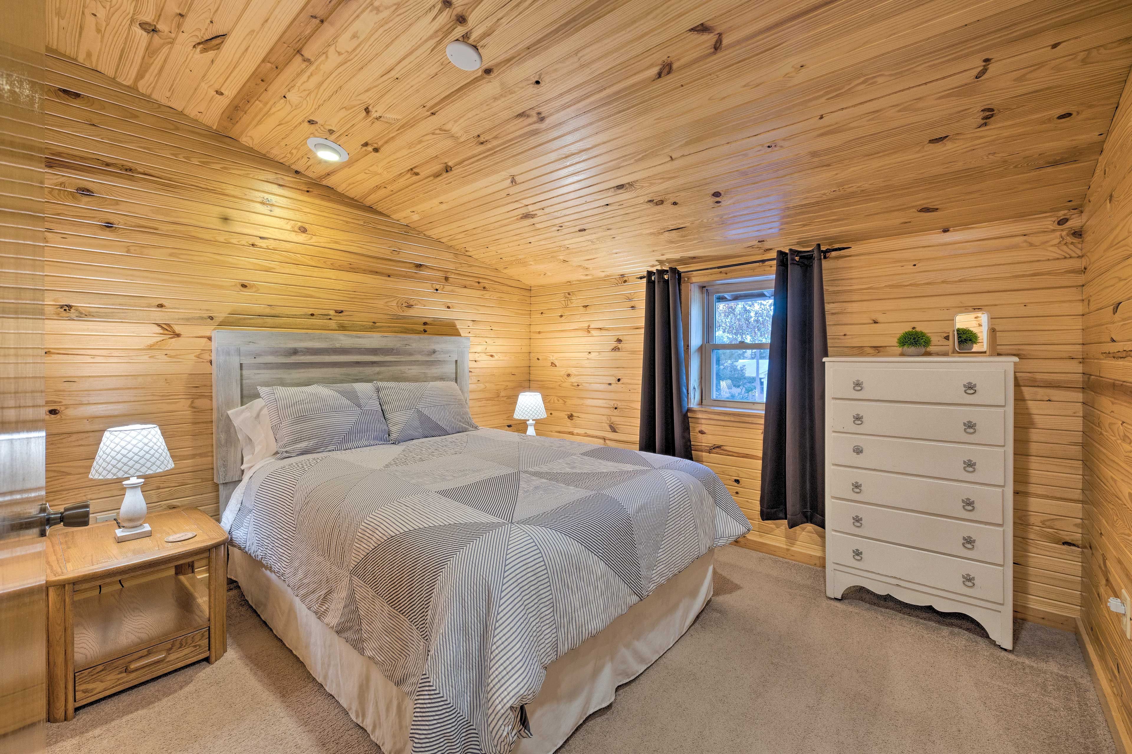 Bedroom 1 | Queen Bed