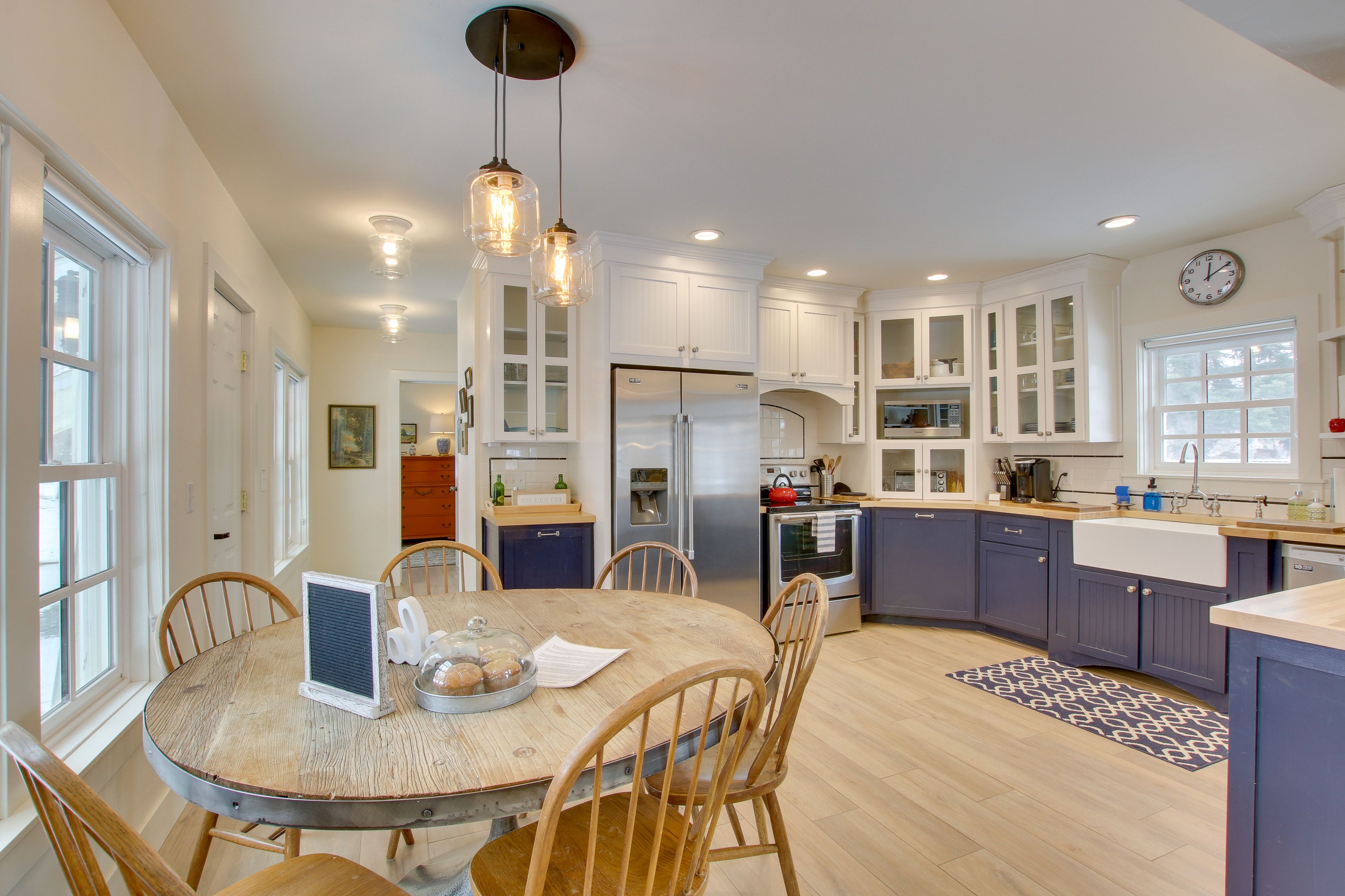 Dining Table | Dishware Provided