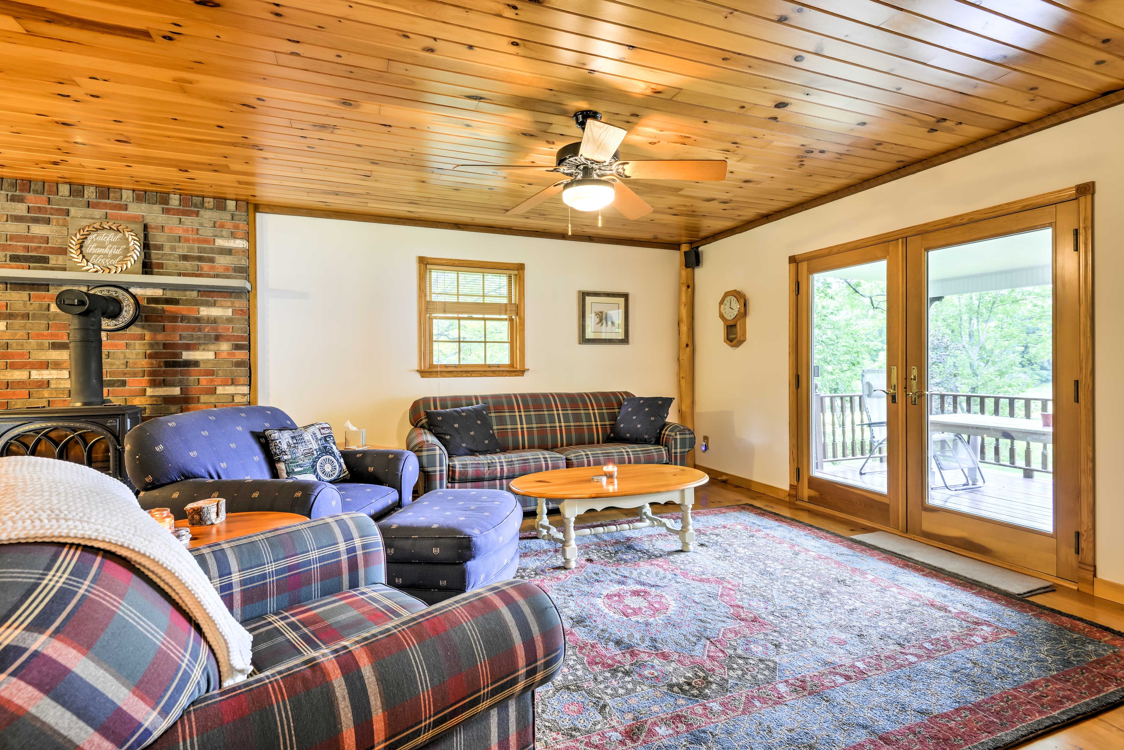 Living Room | Queen Sleeper Sofa | Flat-Screen TVs w/ Cable | Free WiFi