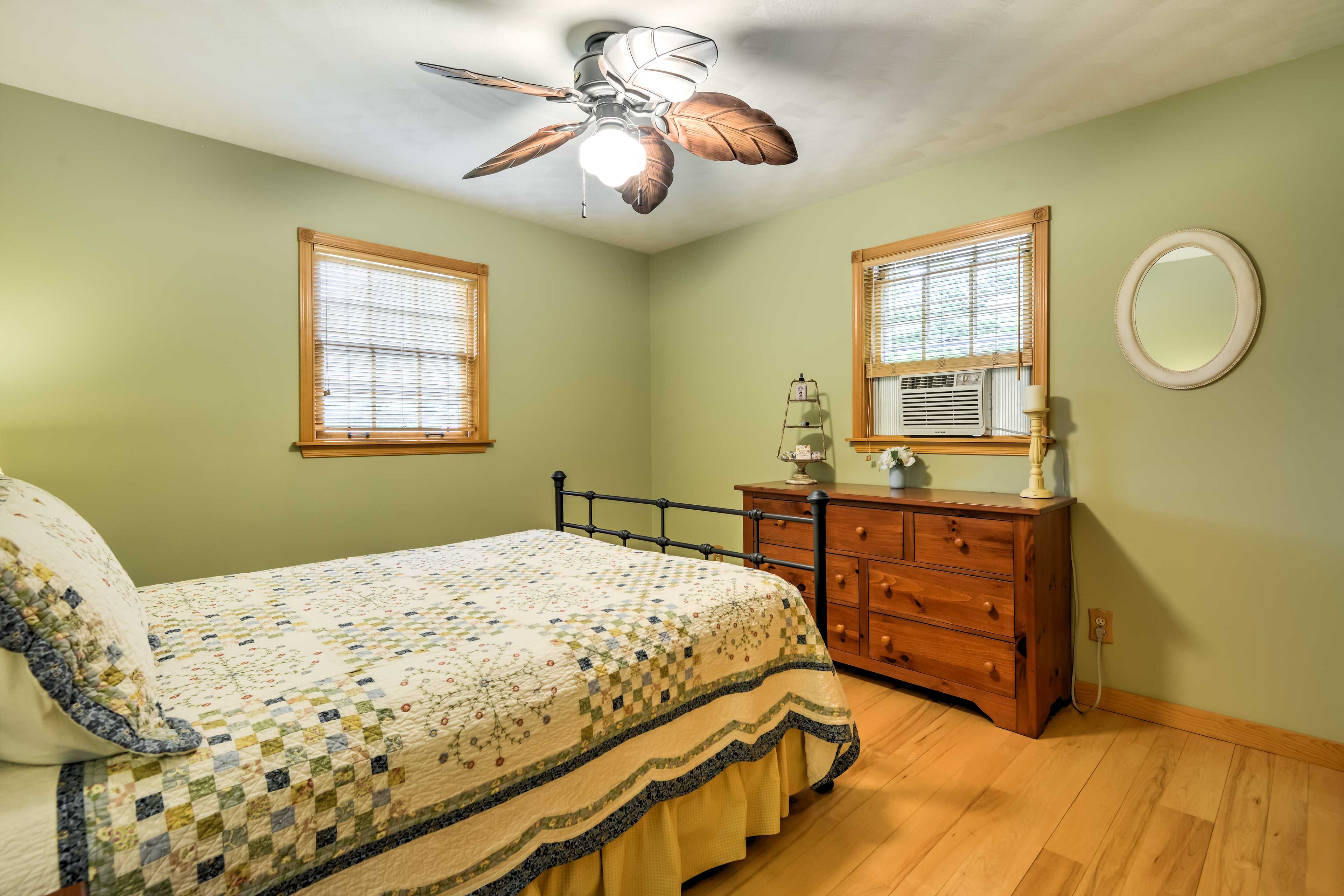Bedroom 3 | Queen Bed