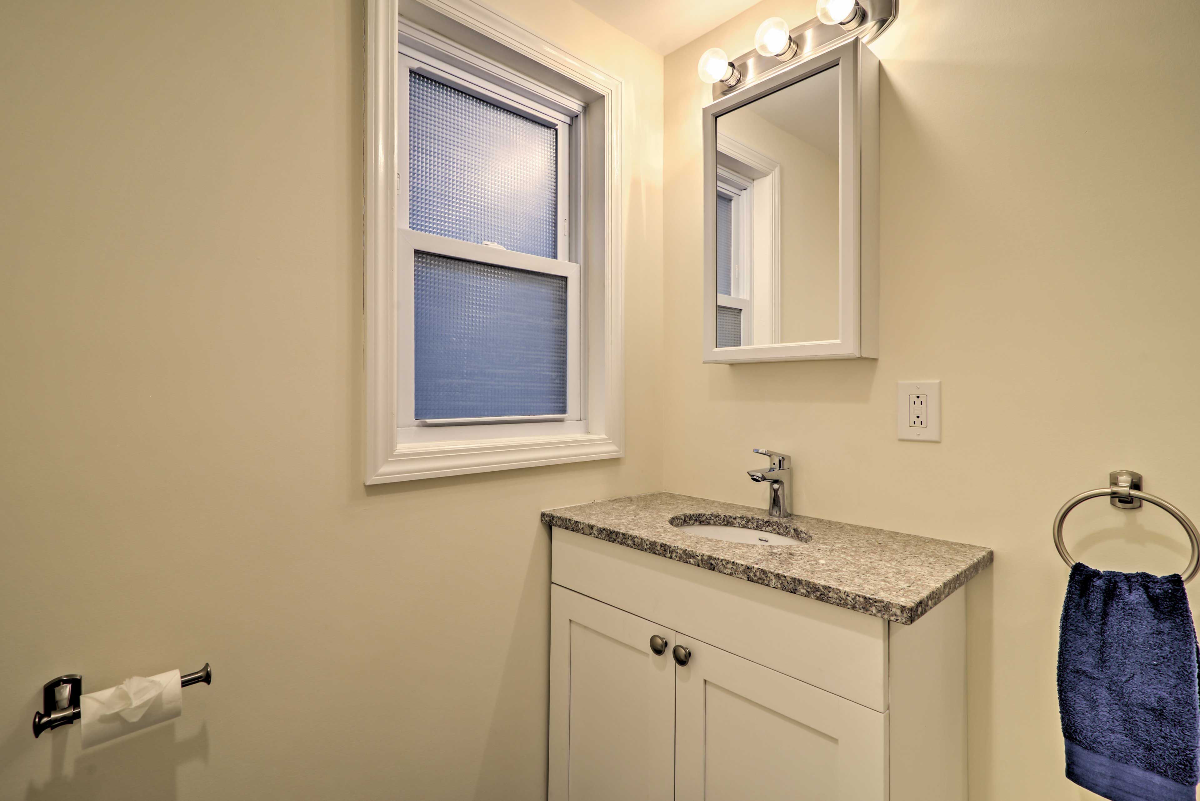 Full Bathroom | Mirrored Vanity