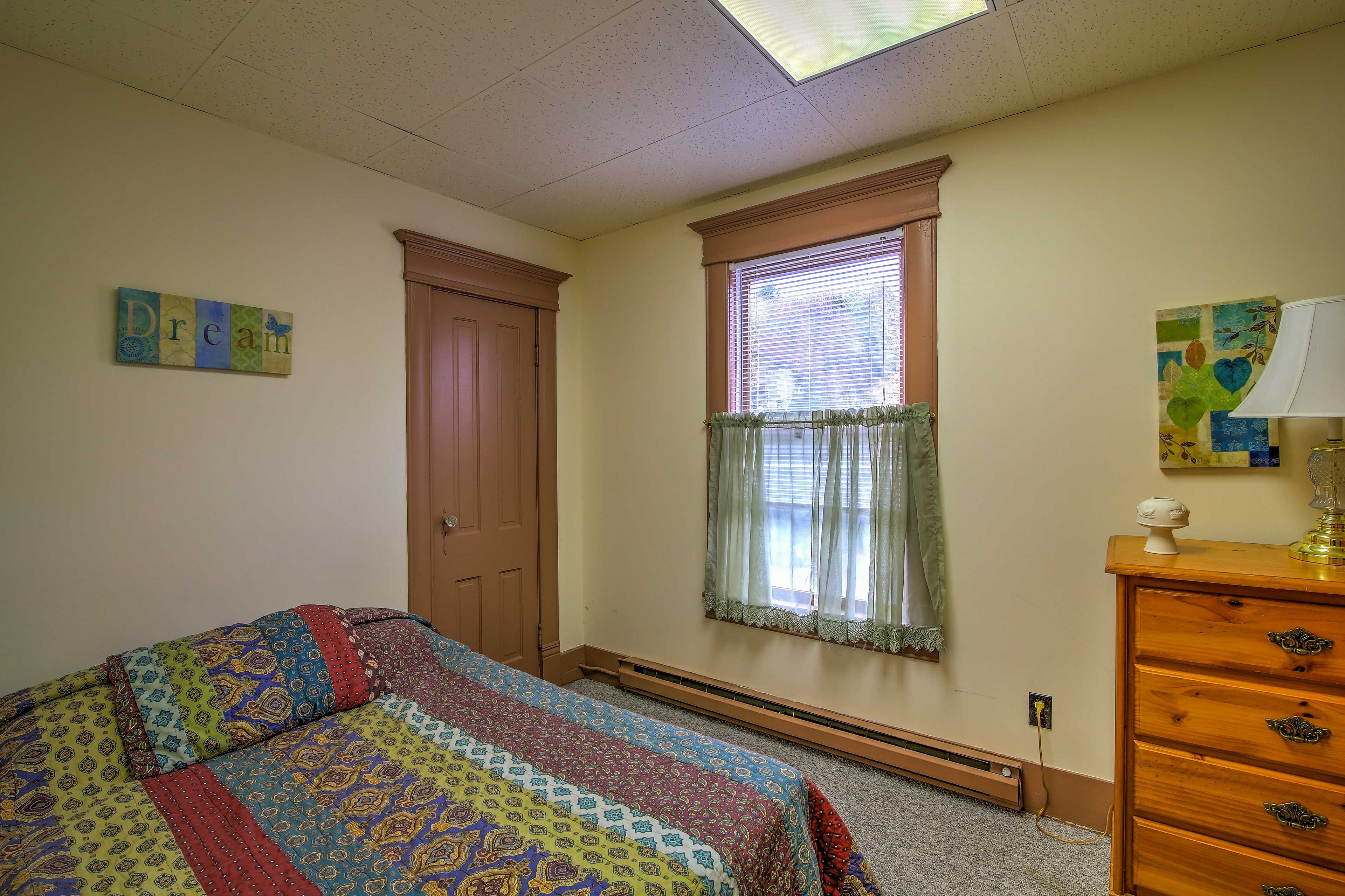 This bedroom also offers a queen bed.