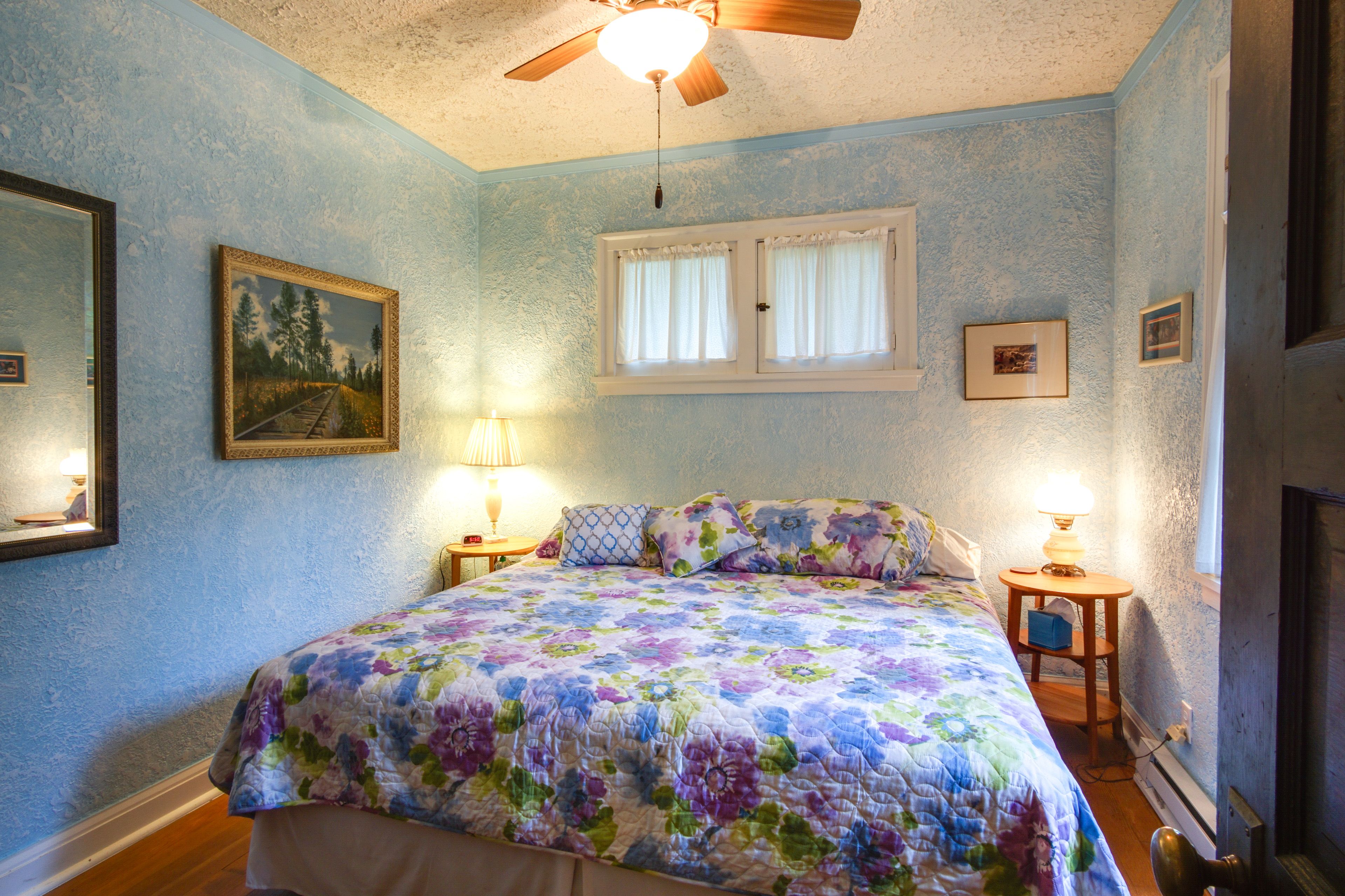 Bedroom 1 | Queen Bed