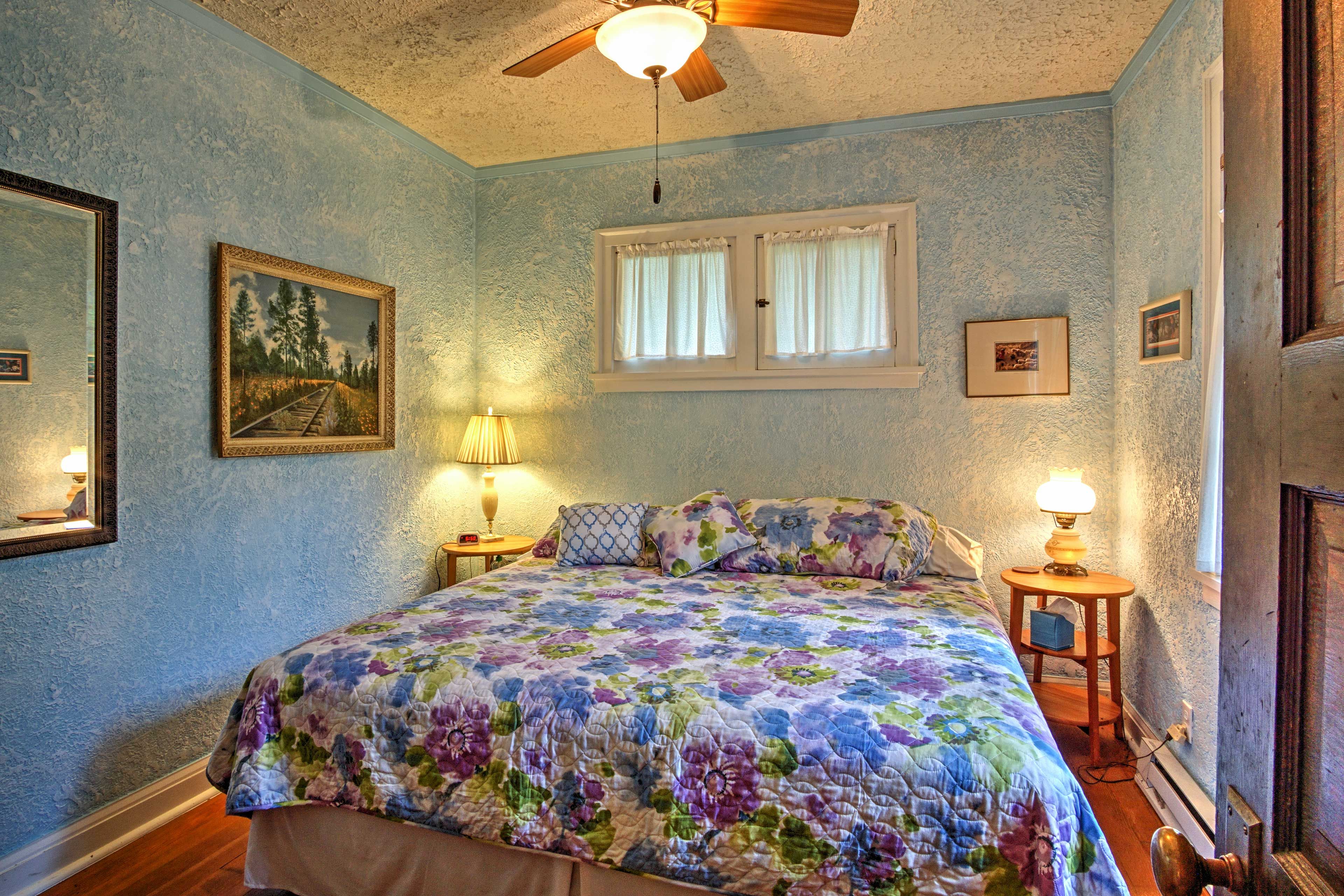 Bedroom 1 | Queen Bed