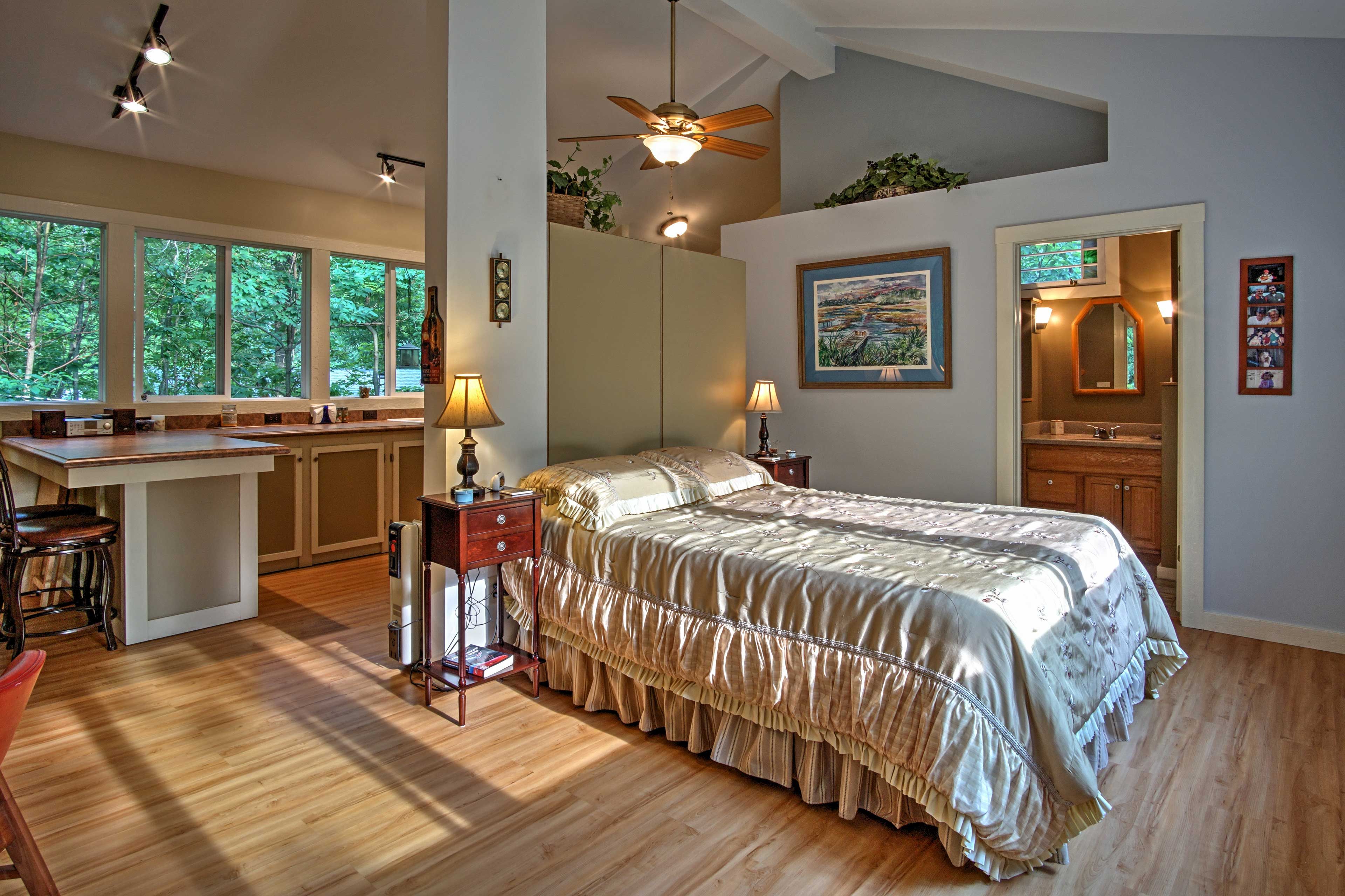 Studio | Queen Bed