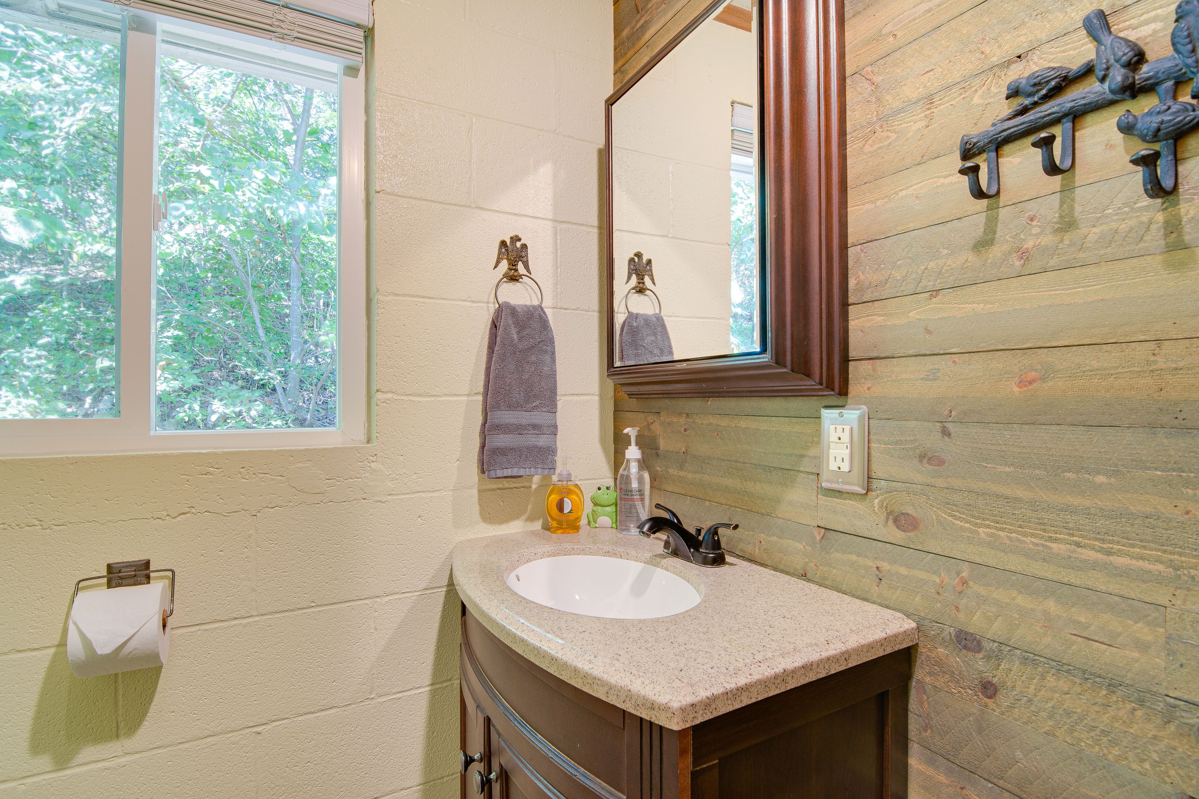 Full Bathroom | Towels Provided | Complimentary Toiletries