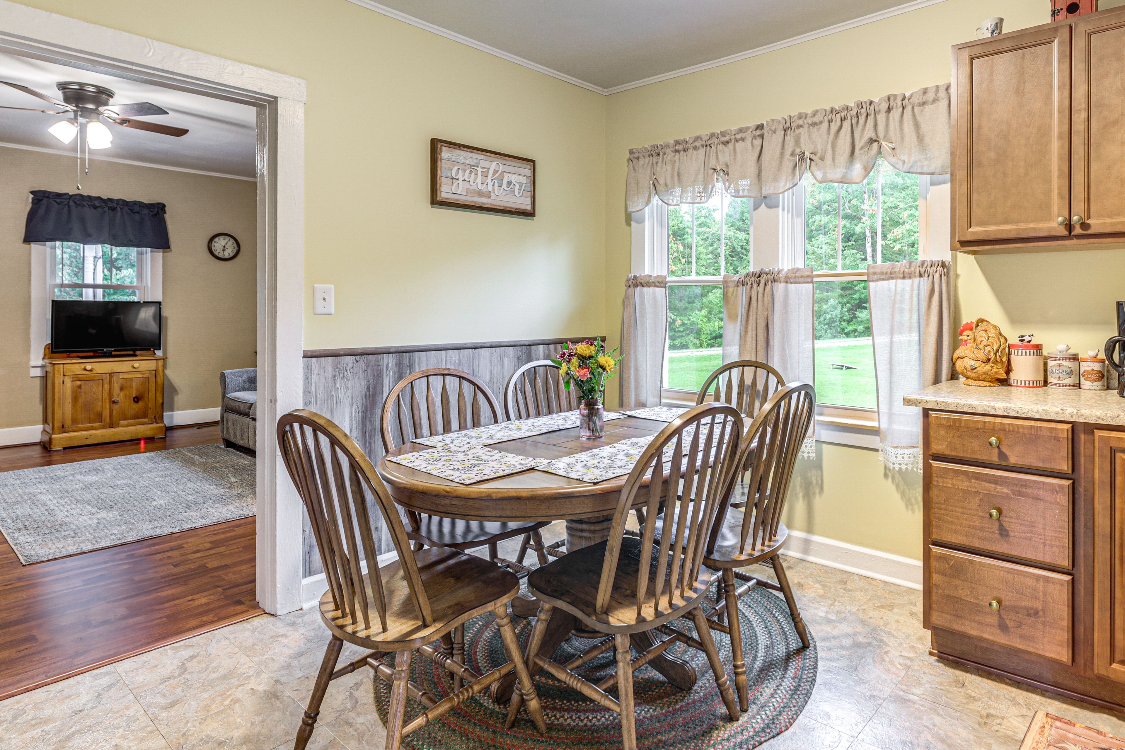 Dining Area | Dishes & Flatware Provided