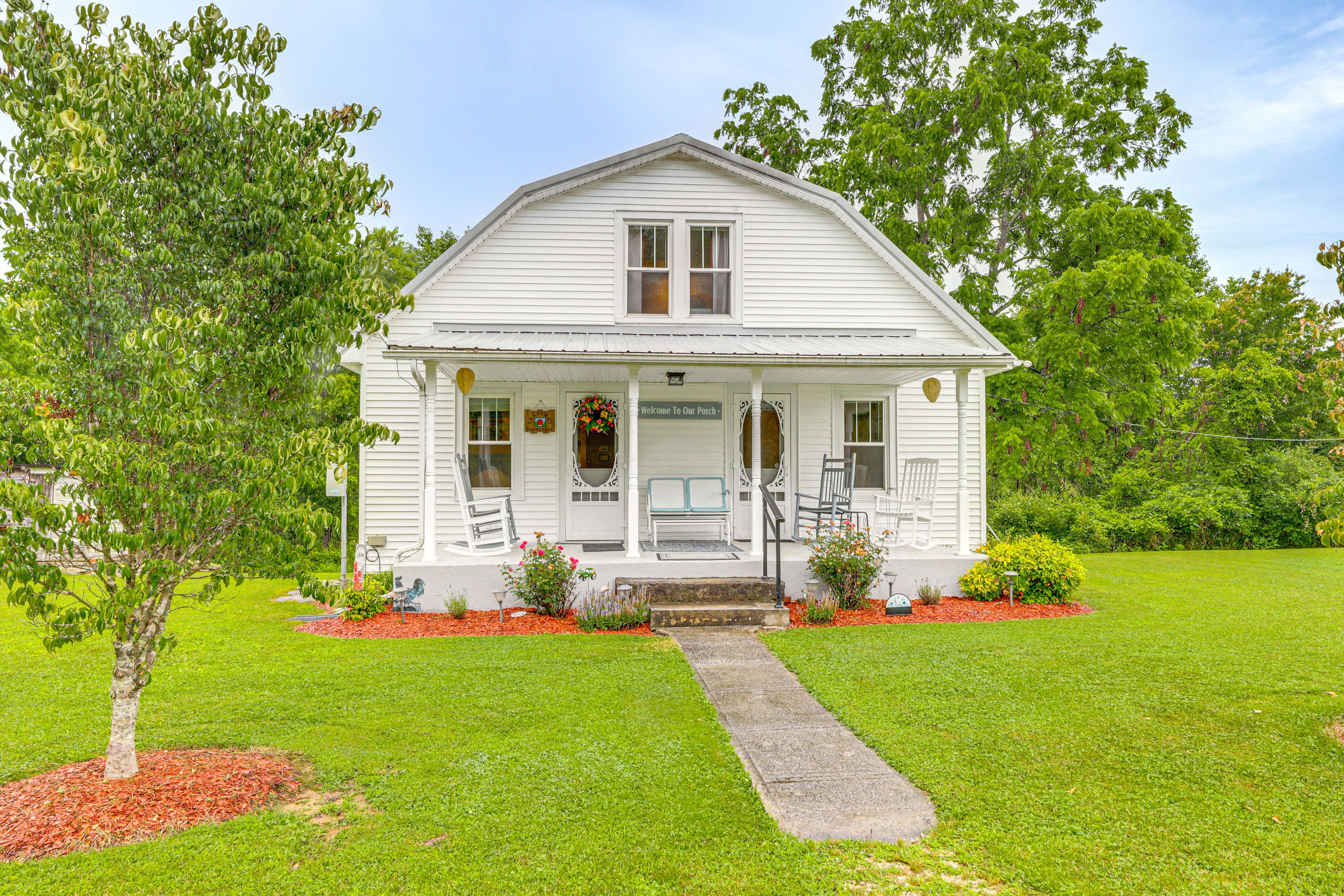 Beattyville Vacation Rental | 2BR | 1BA | 1,300 Sq Ft | Steps Required