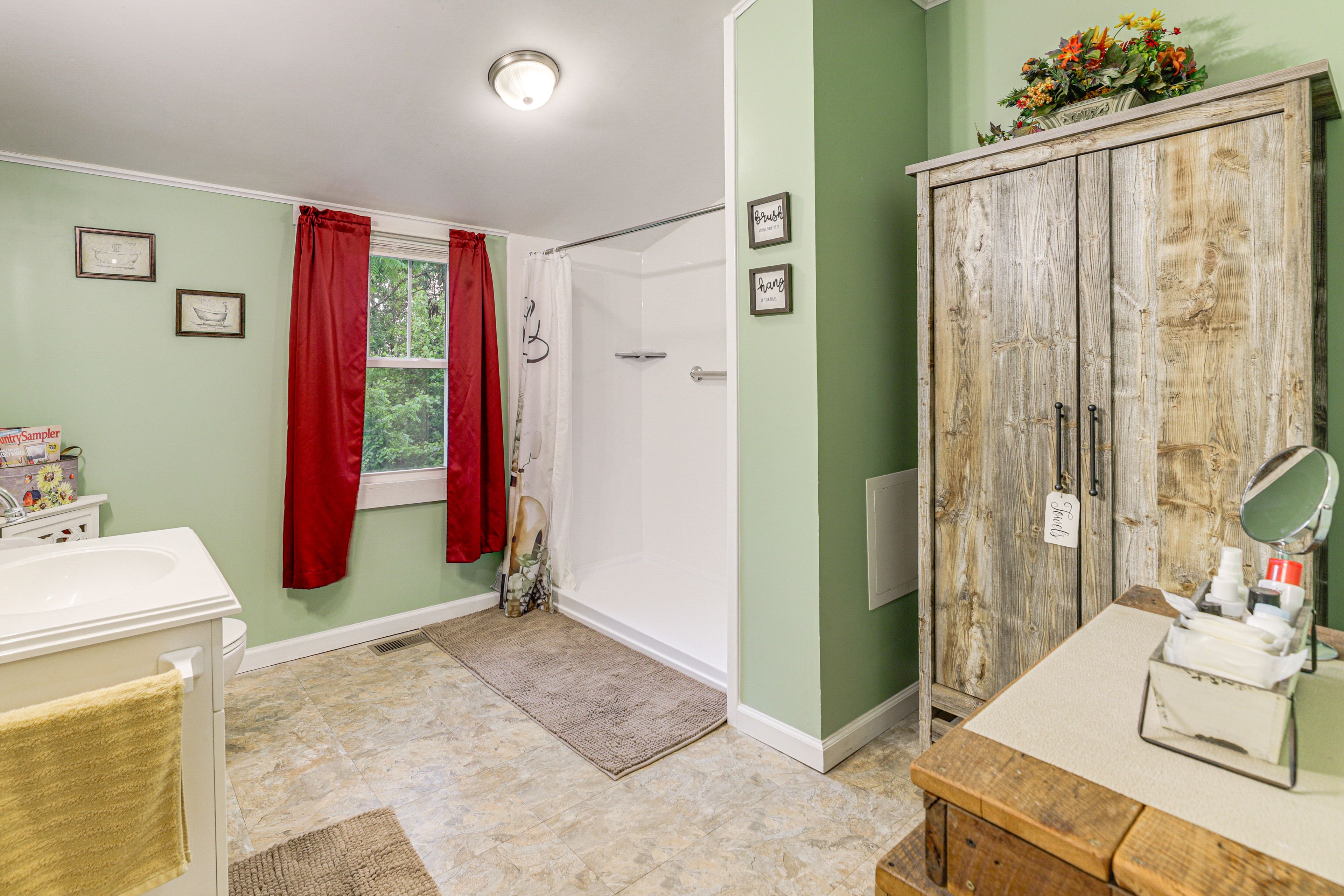 Full Bathroom | Complimentary Toiletries