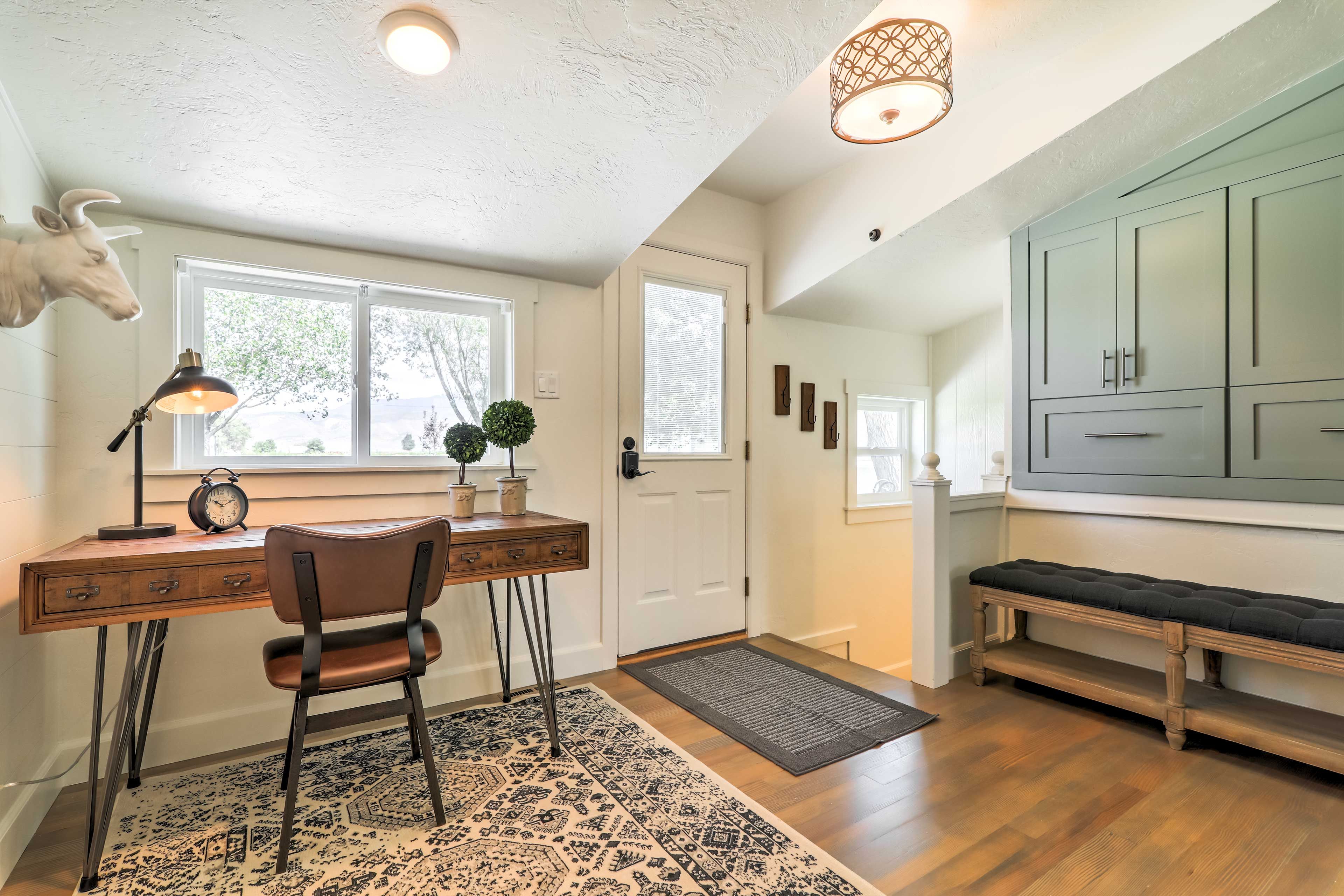 Foyer | Laptop-Friendly Workspace