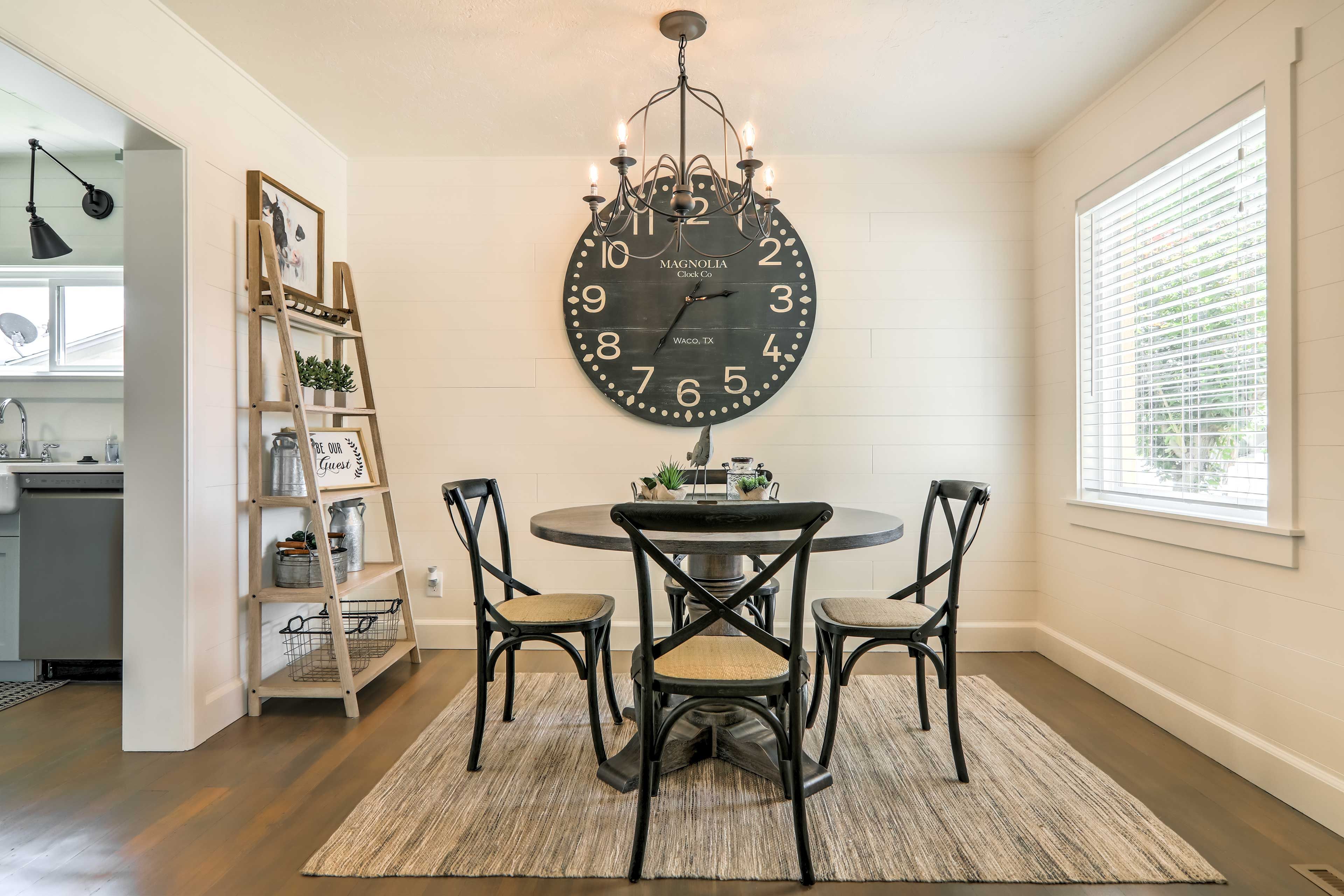 Dining Area | Dishware & Flatware Provided