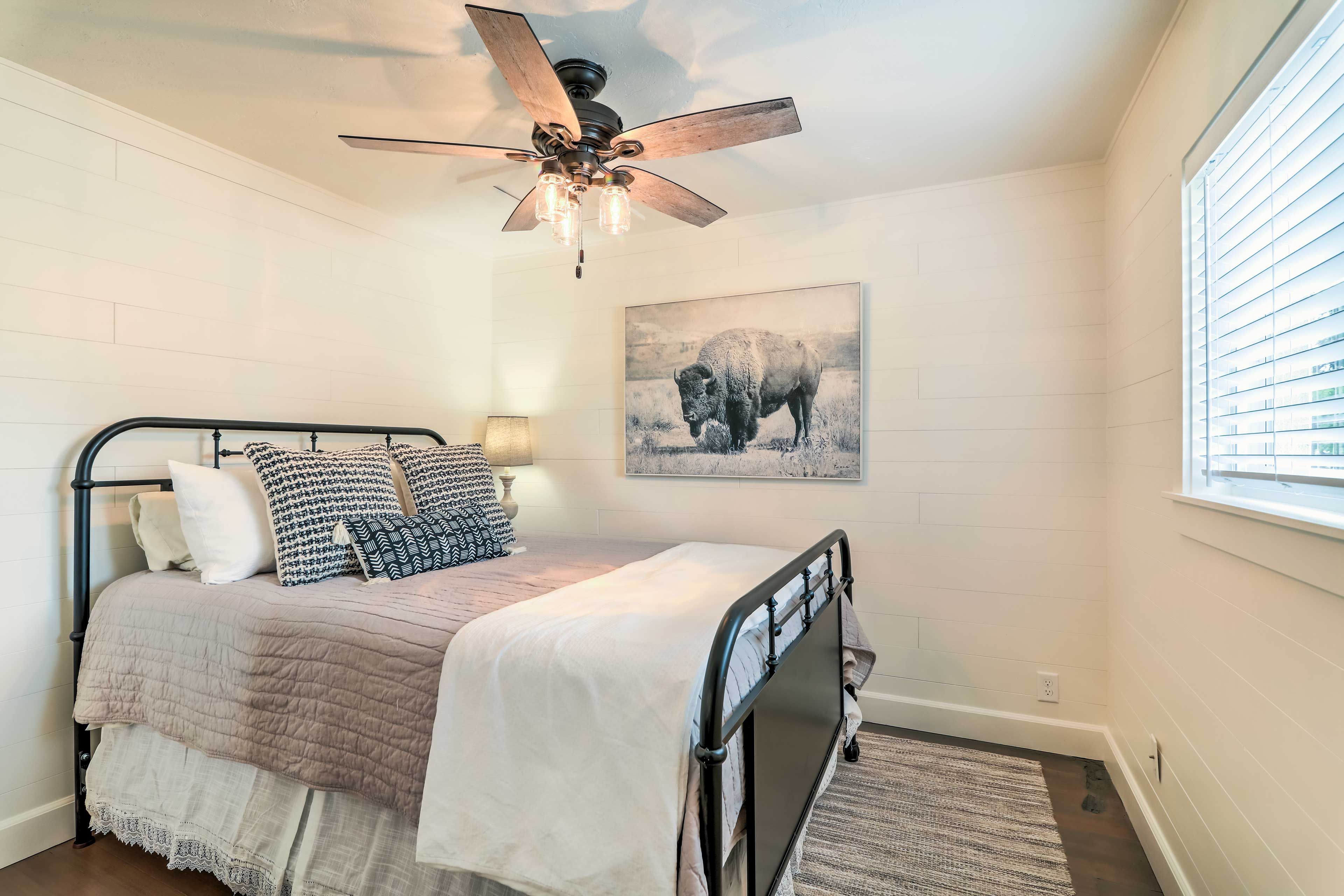 Bedroom | Queen Bed