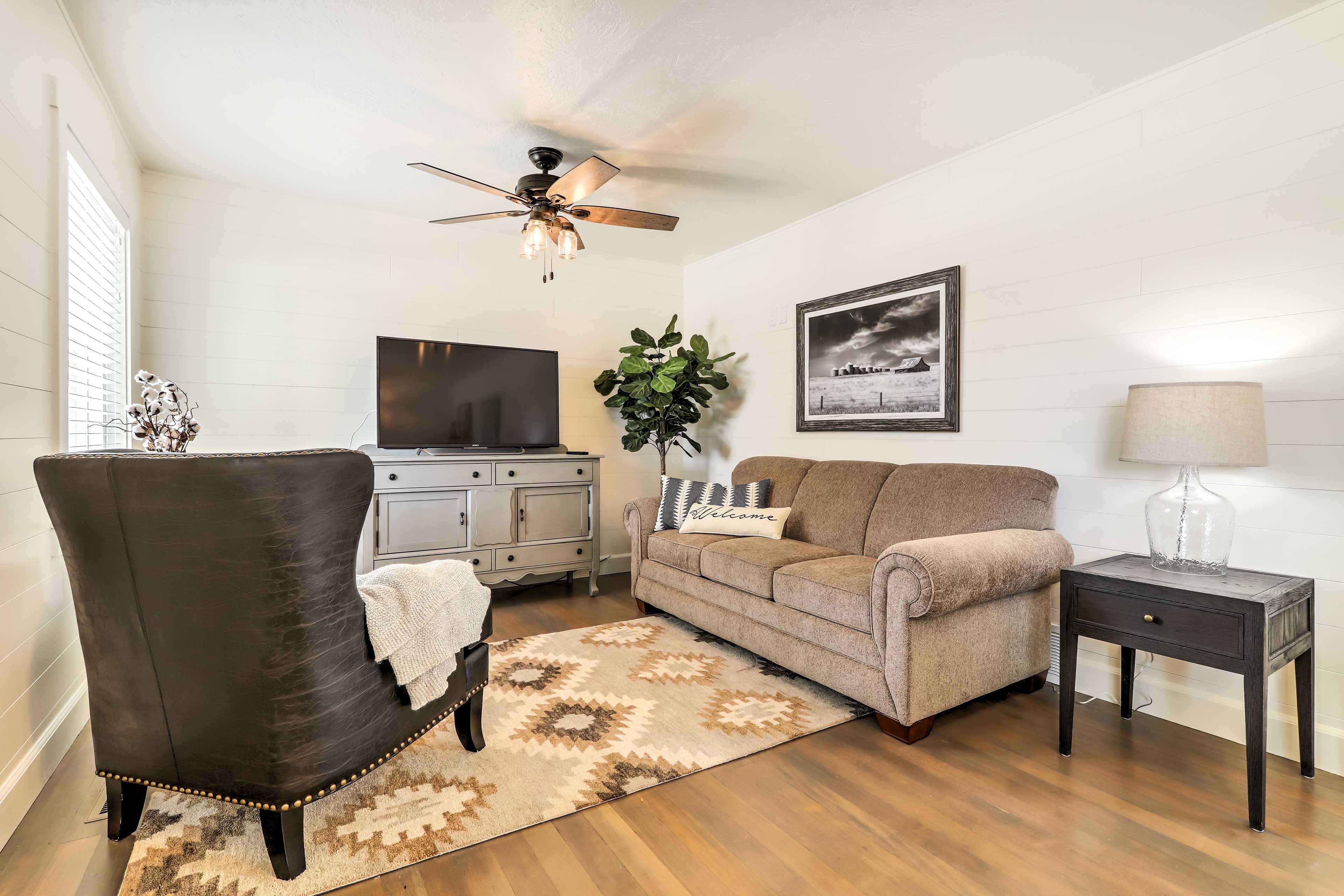 Living Room | Cable TV | Free WiFi