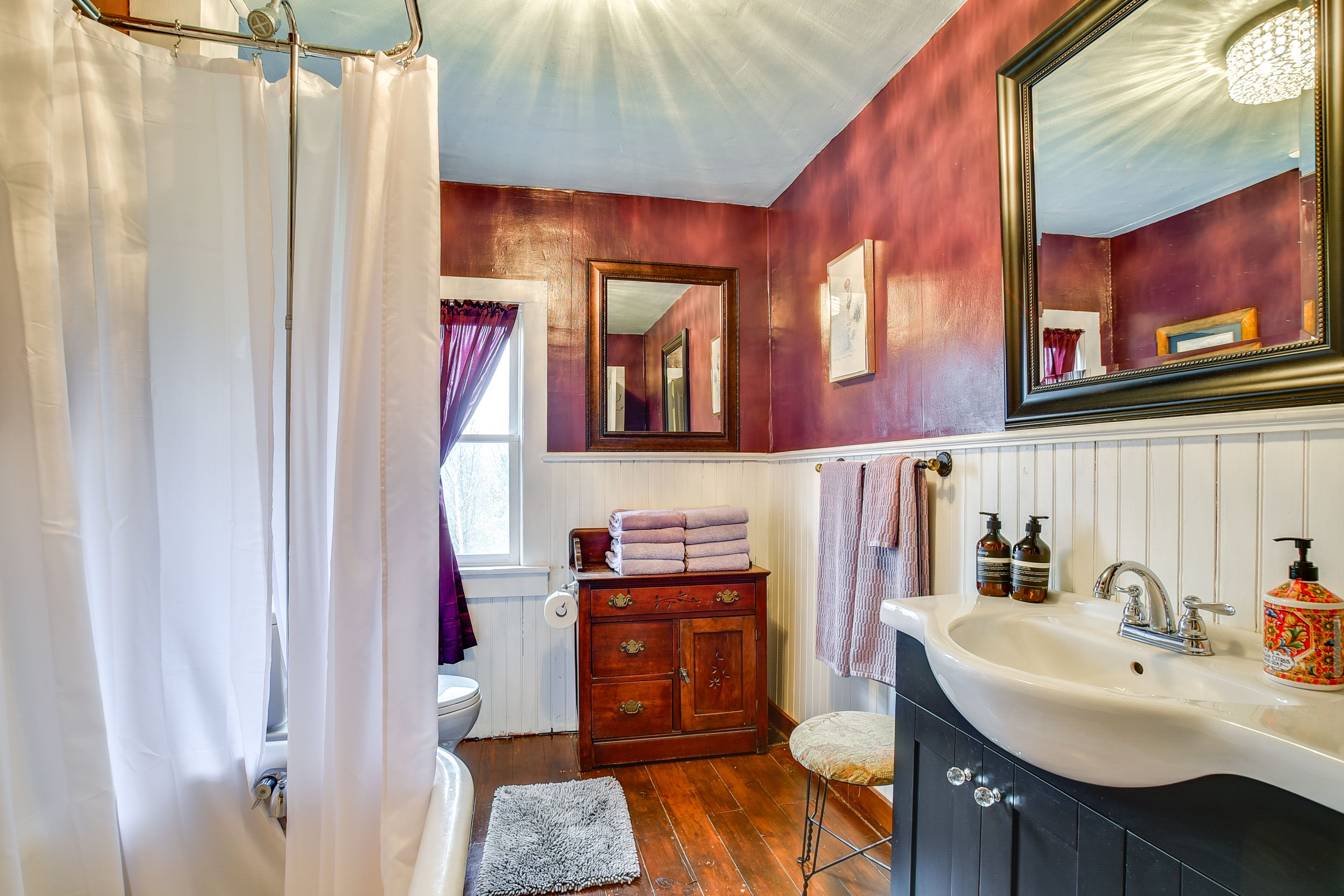 Full Bathroom | Complimentary Toiletries