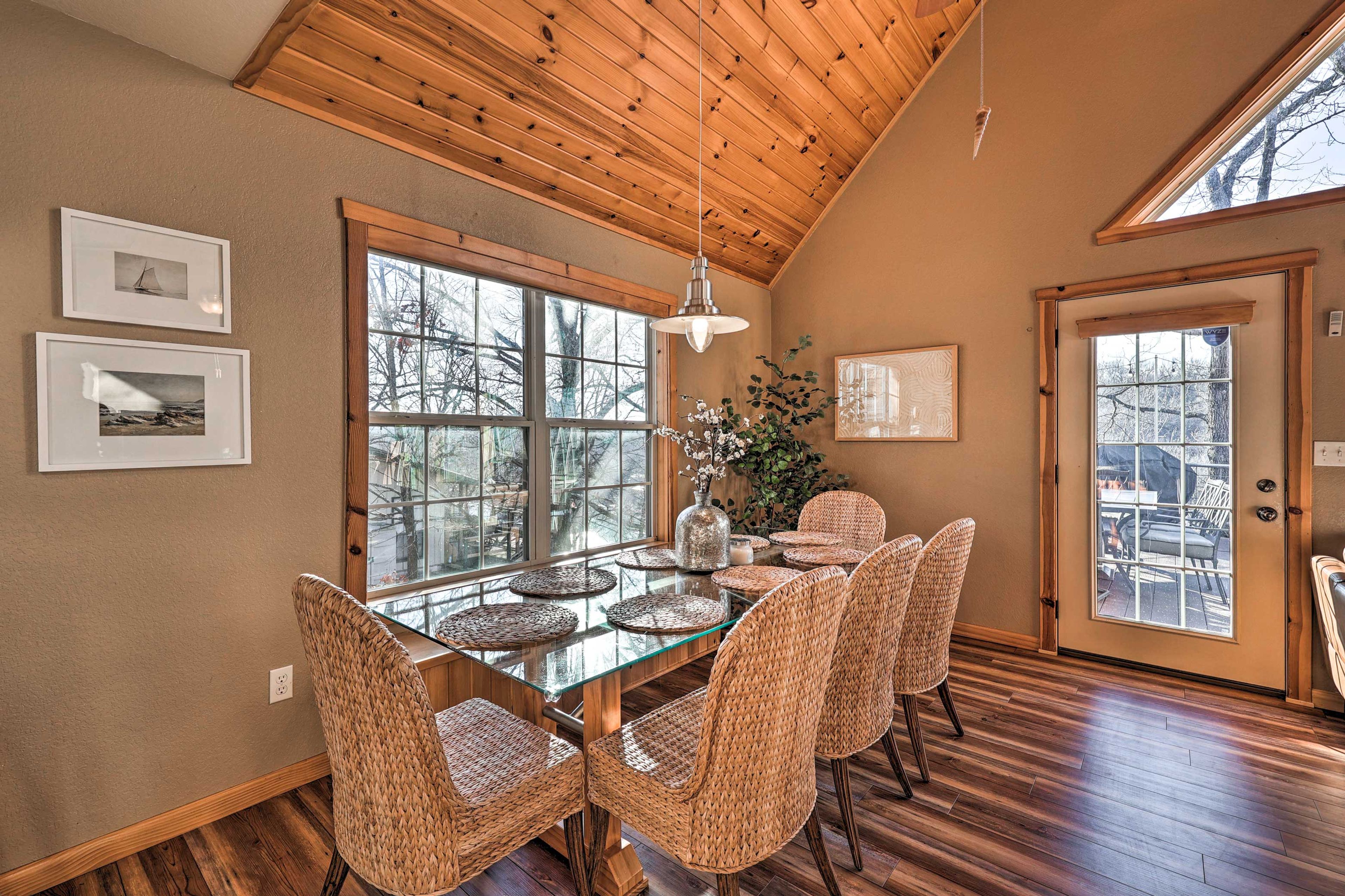 Dining Area | Dishes & Flatware Provided