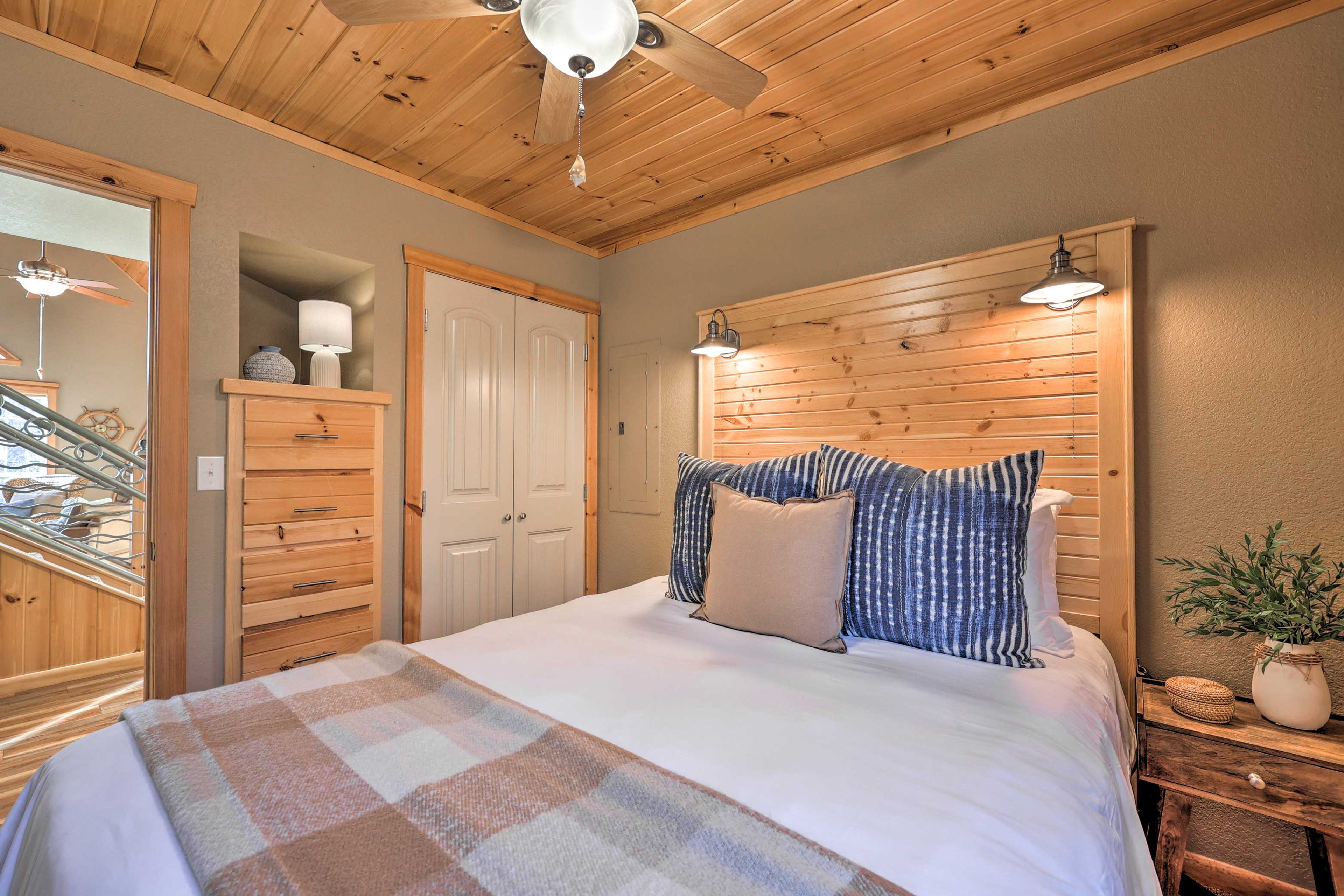 Bedroom 2 | Queen Bed