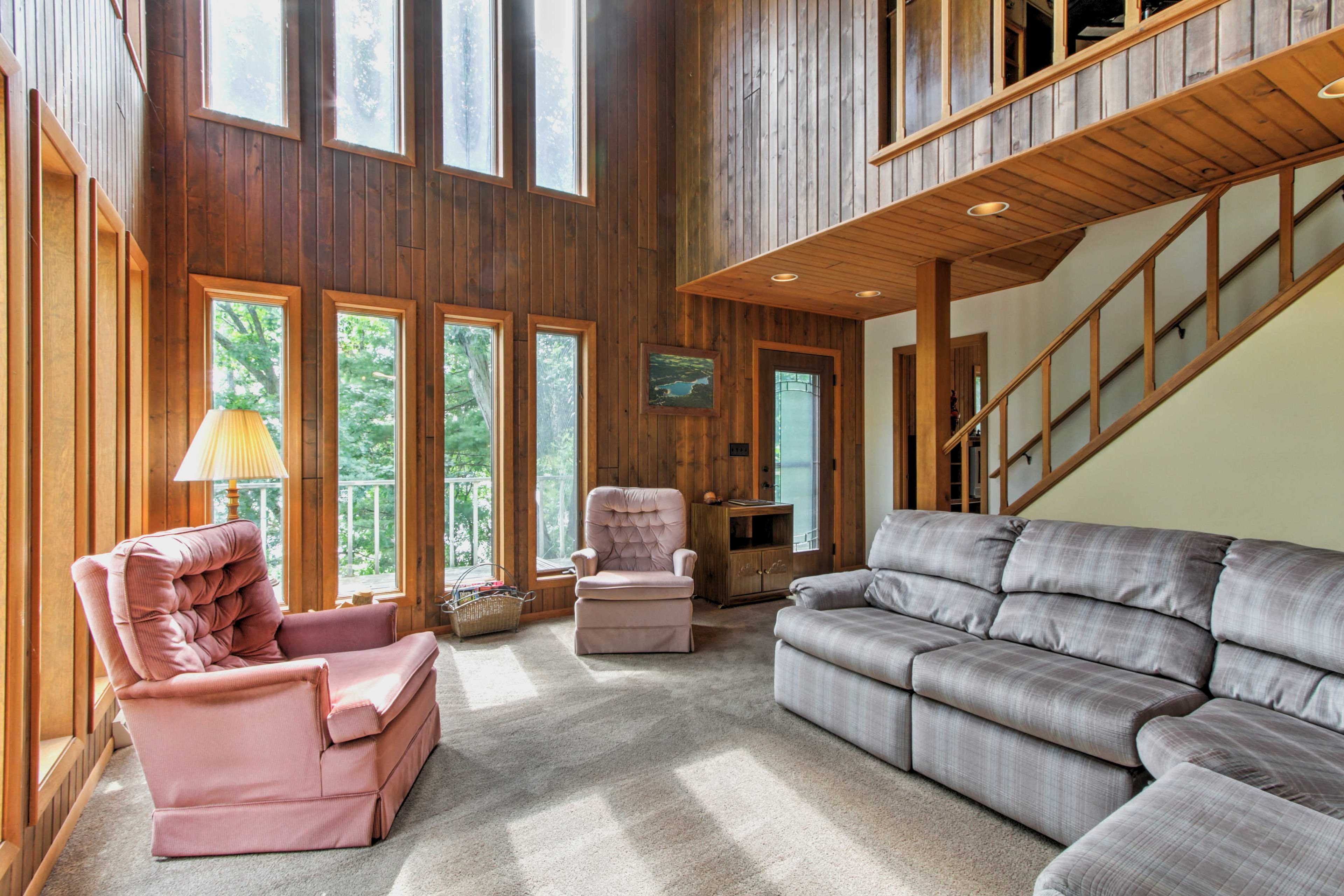 Living Room | Central A/C & Heating | Free WiFi