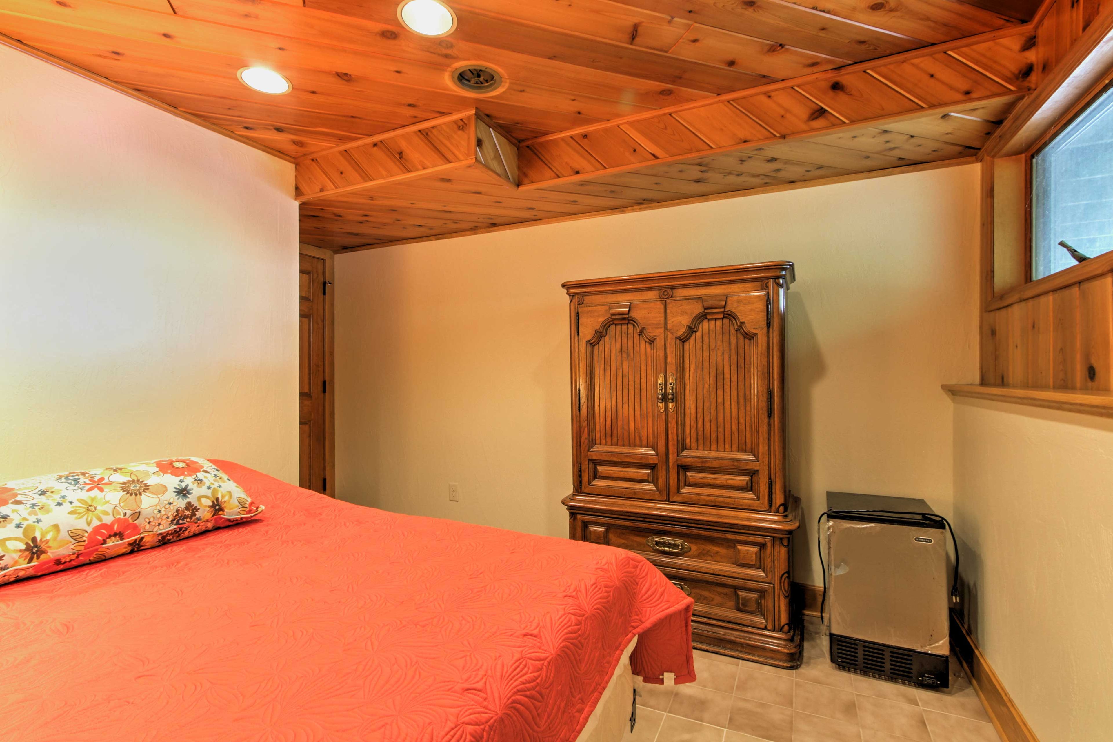 Bedroom 5 | Queen Bed