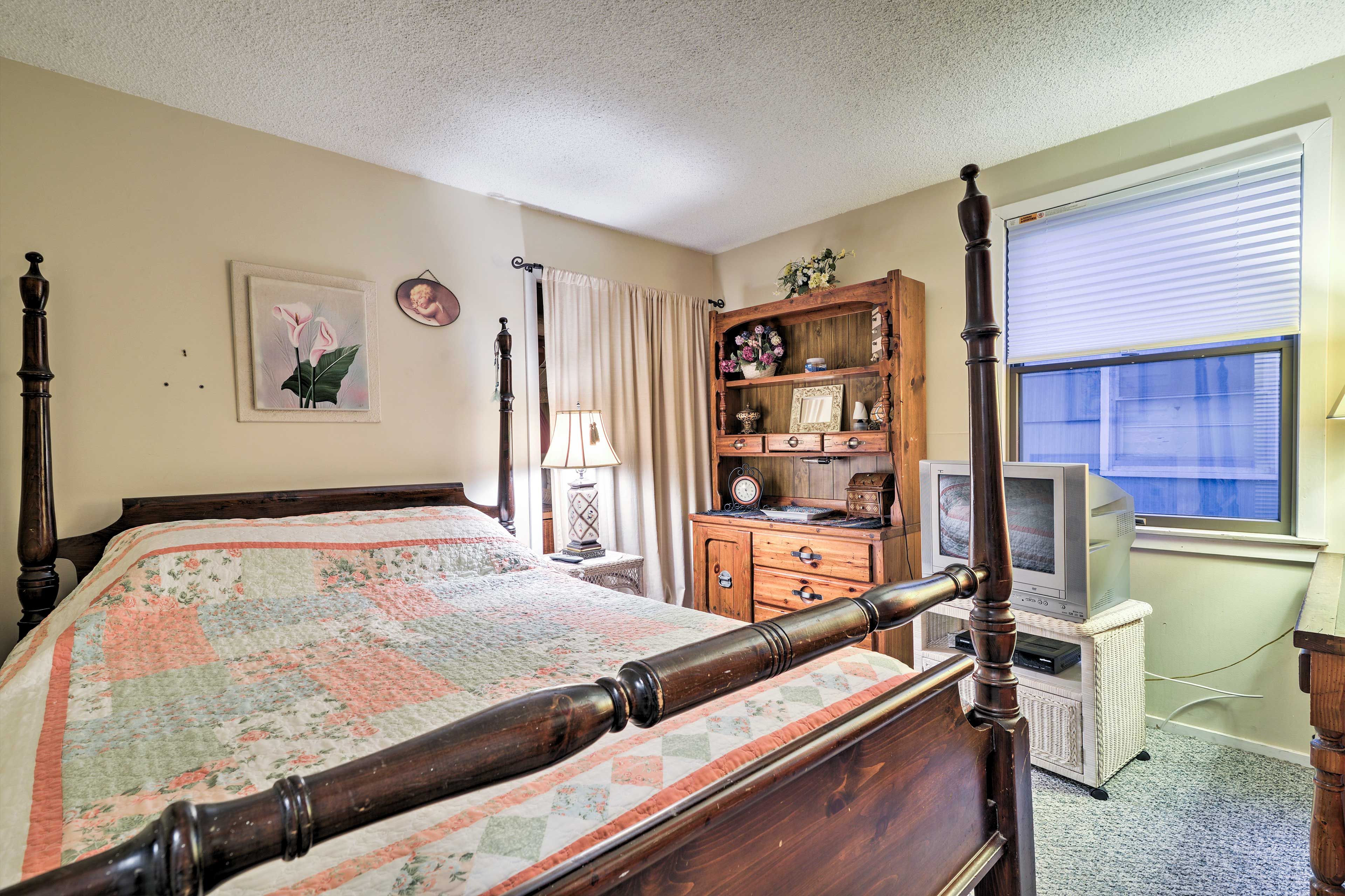 Sleep soundly in this cozy queen bed.