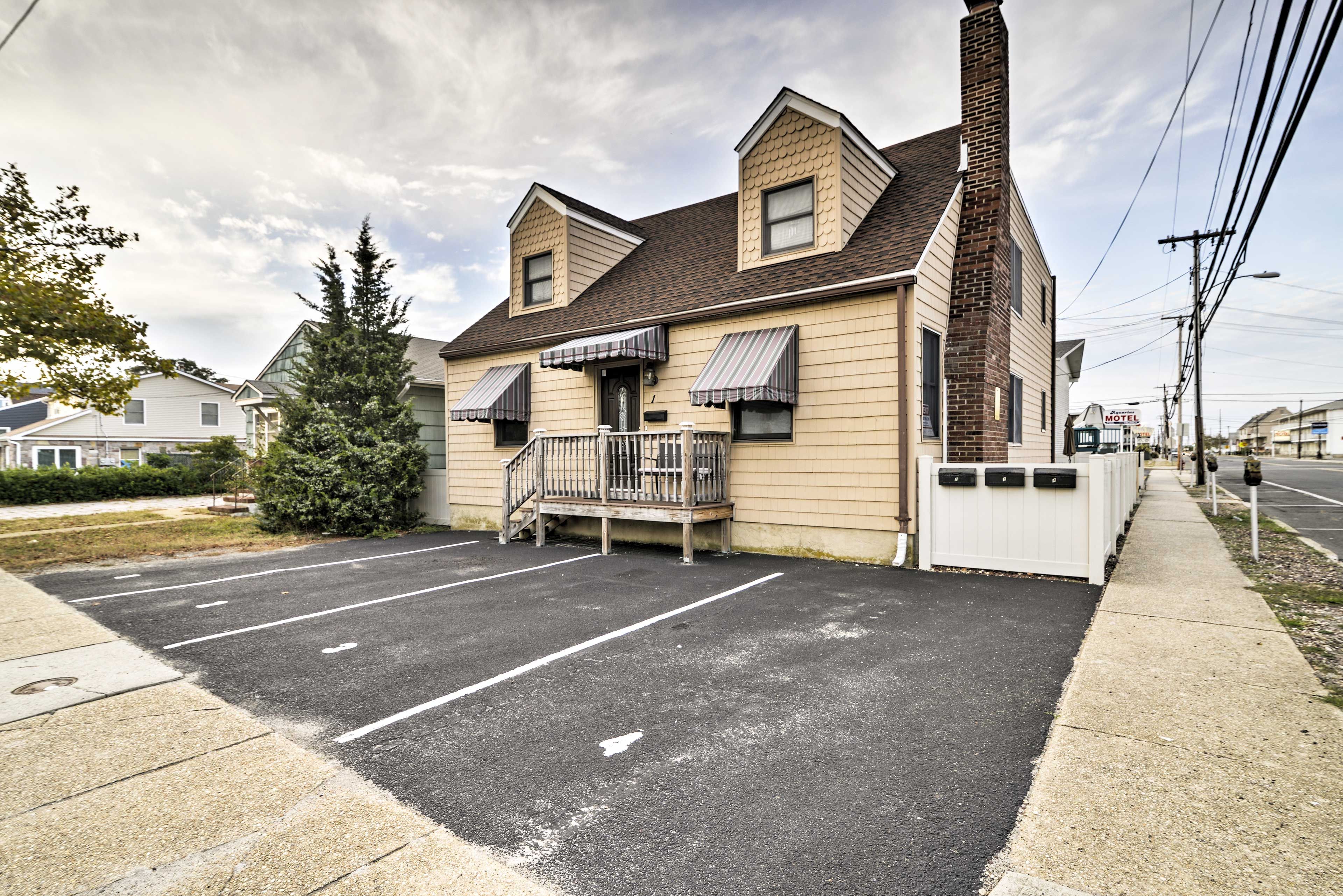 You're within walking distance of the boardwalk, beach, restaurants and bars!