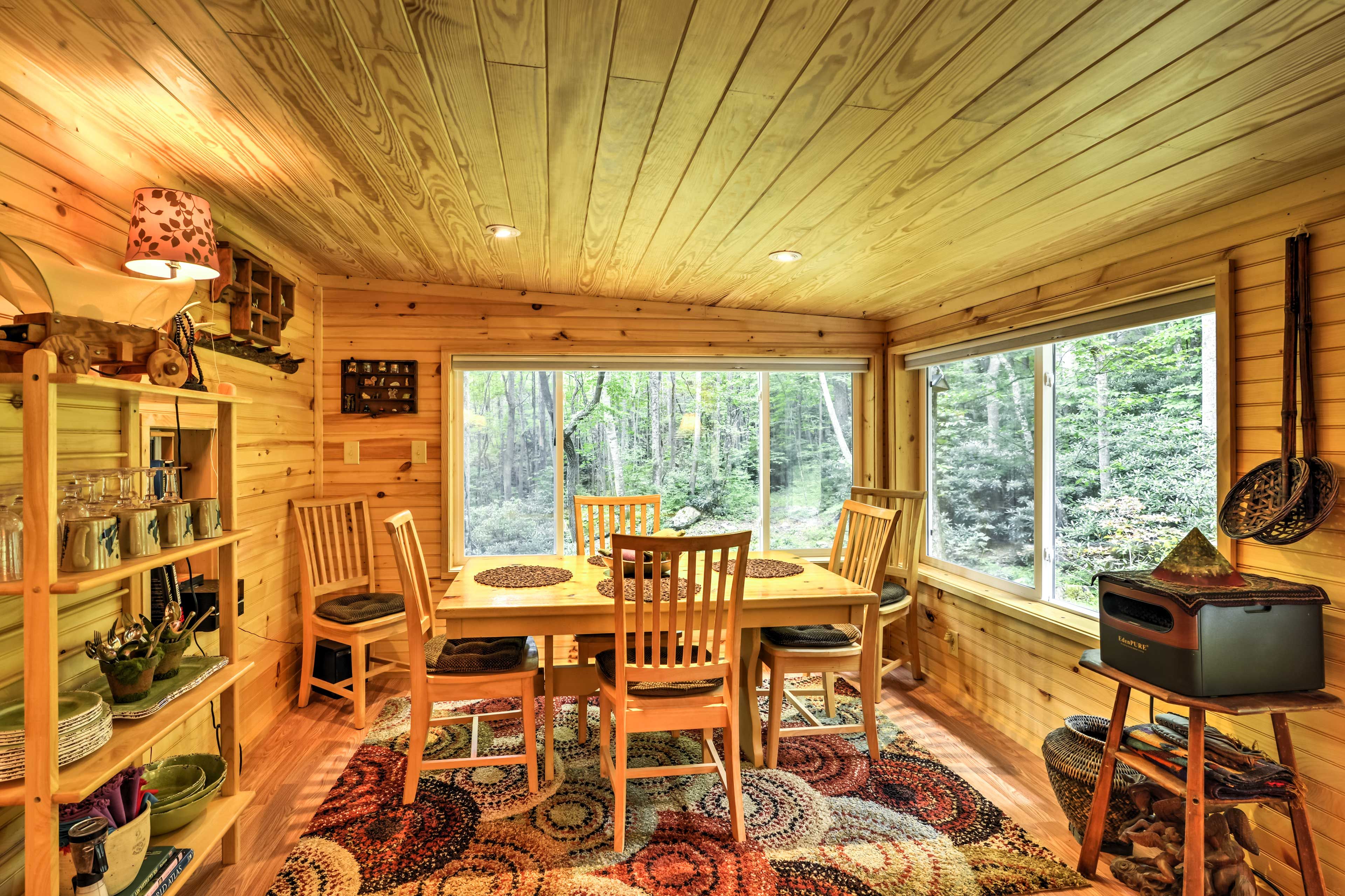 Dining Area | Dishware/Flatware Provided