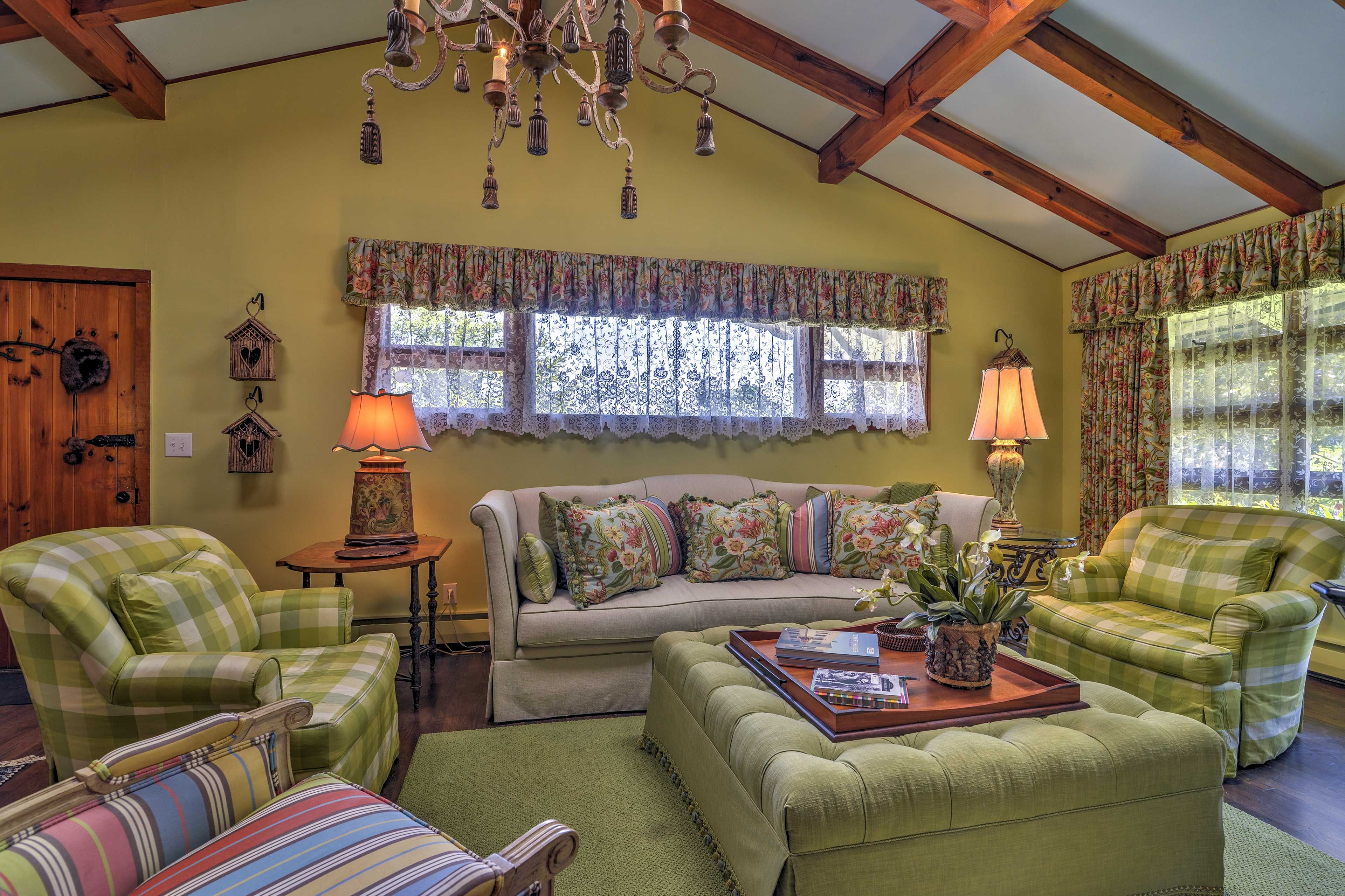 Living Room | Central A/C & Heat | Cable TV