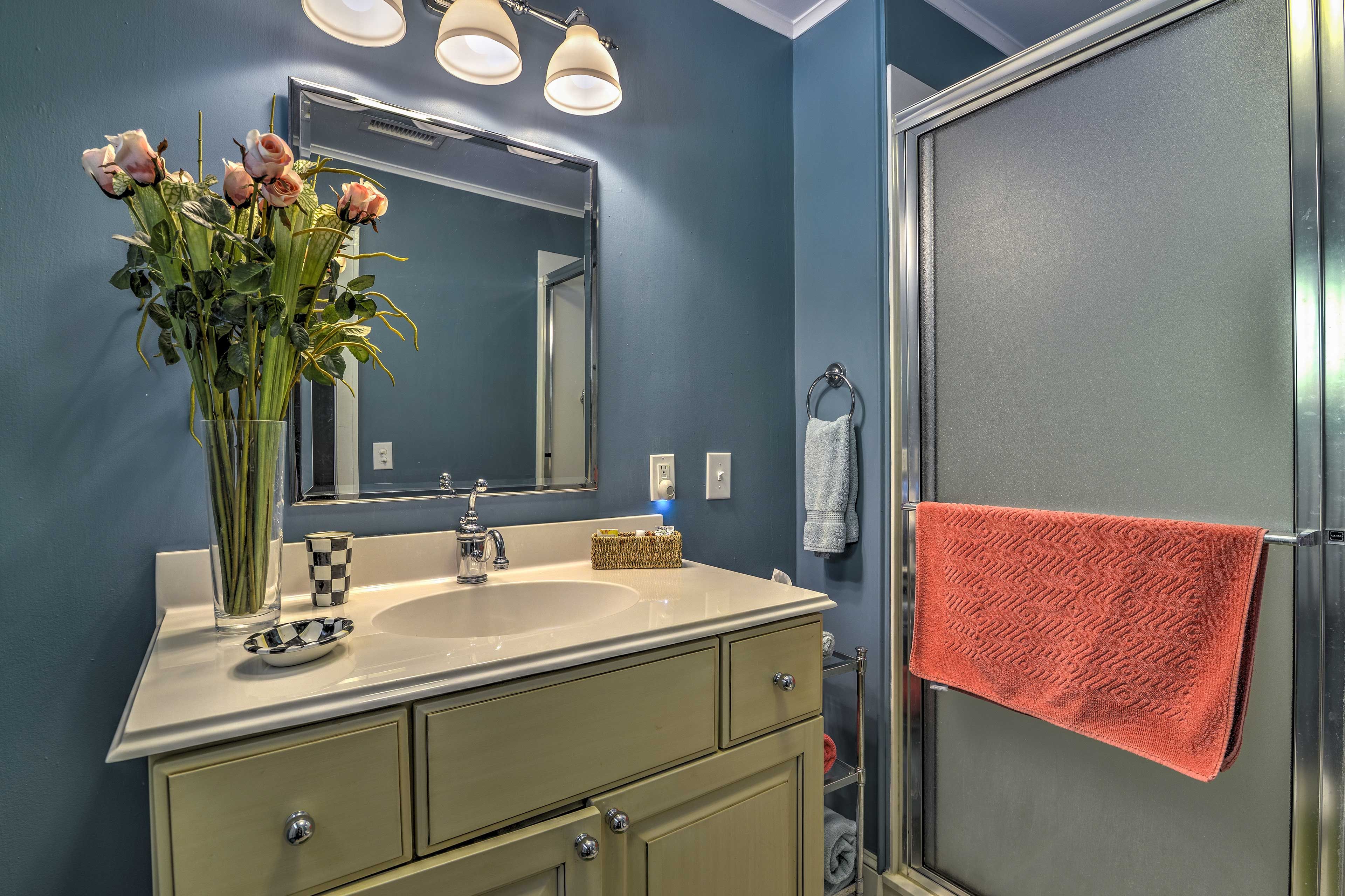 Full Bathroom | Towels Provided